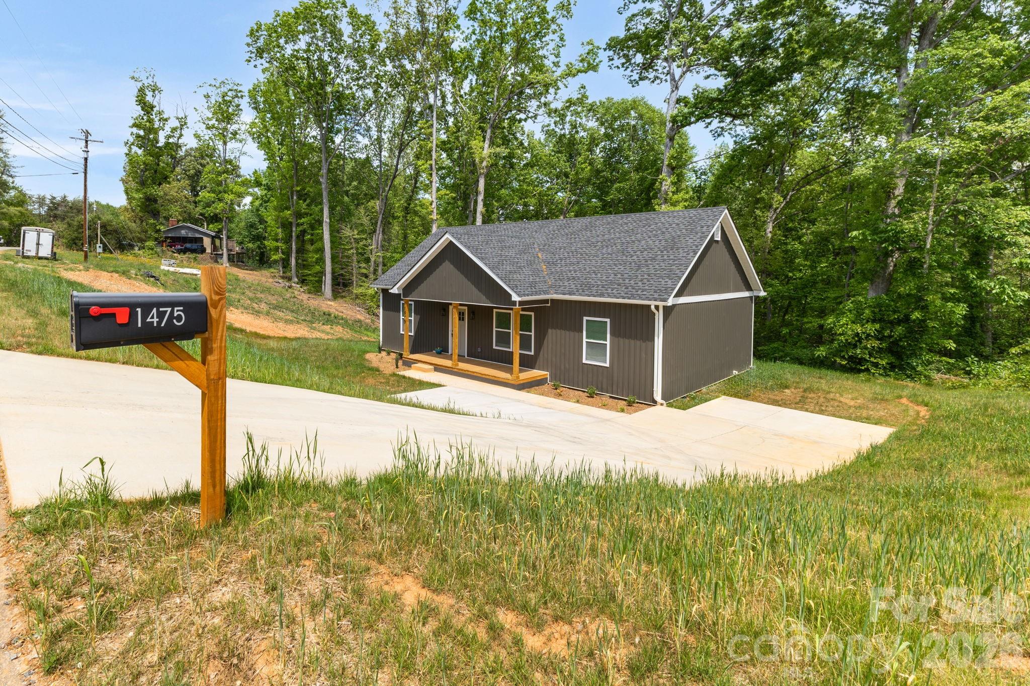1475 32nd Street SW — Hickory
