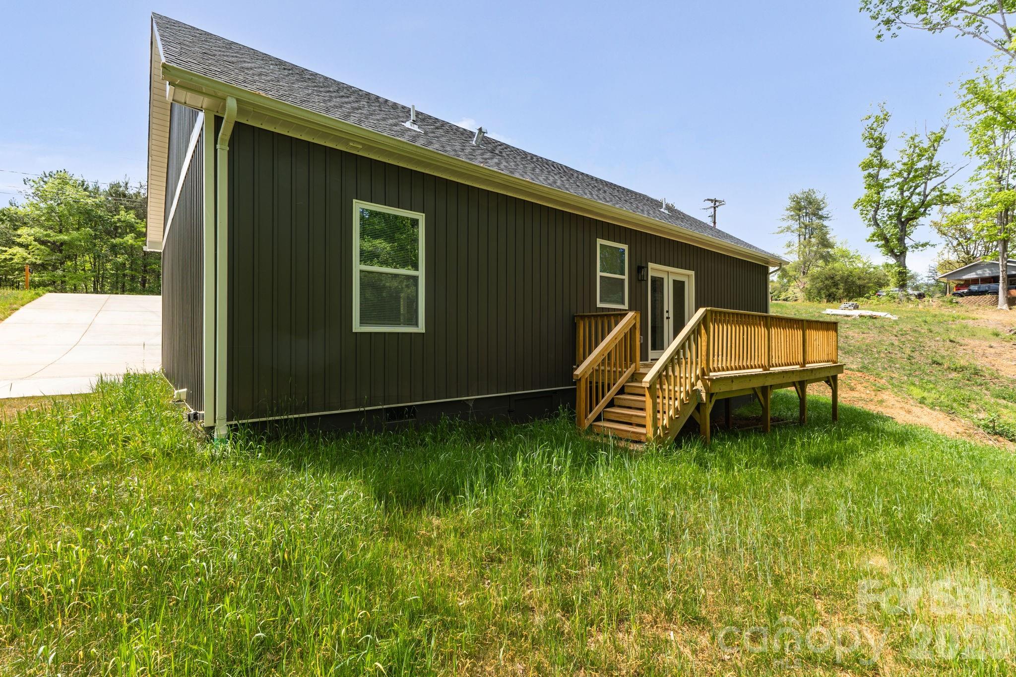 1475 32nd Street SW — Hickory