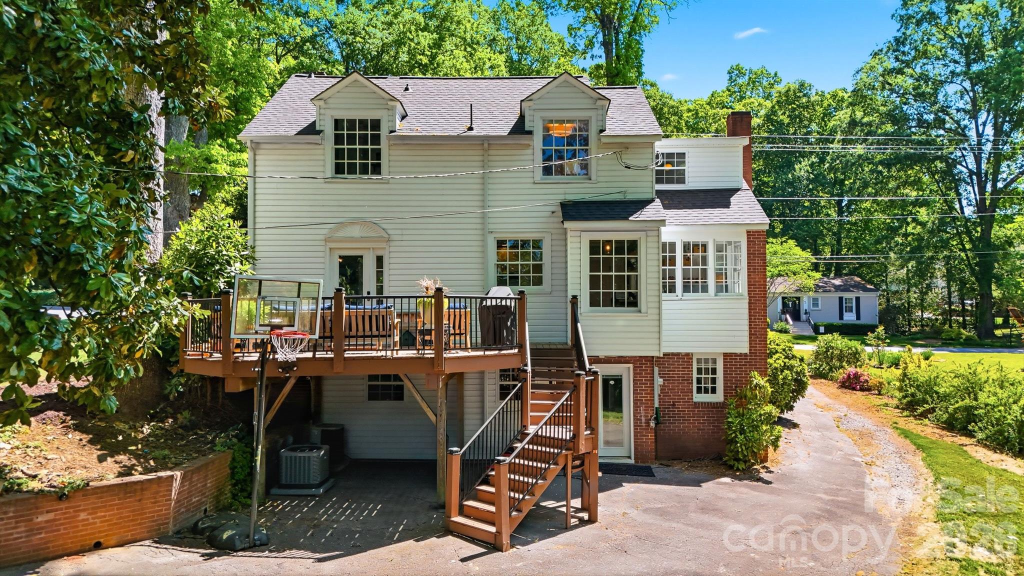 431 9th Street NW — Hickory