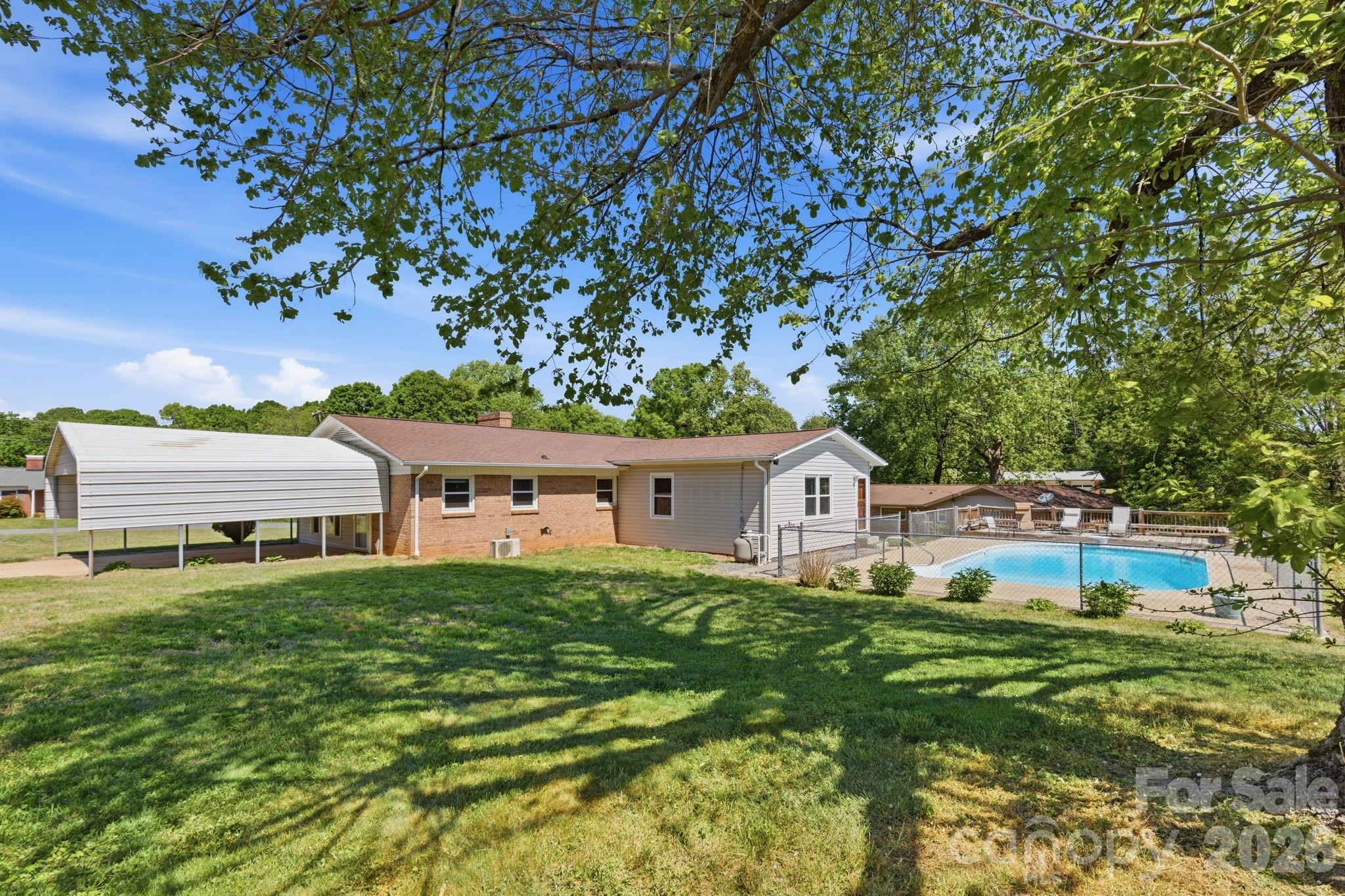 1480 21st Street NE — Hickory