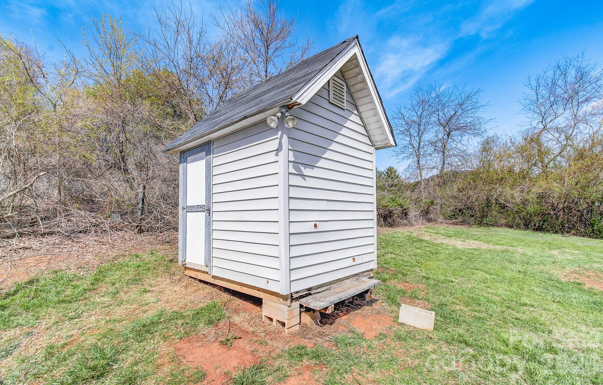 10 Lands End Drive — Candler
