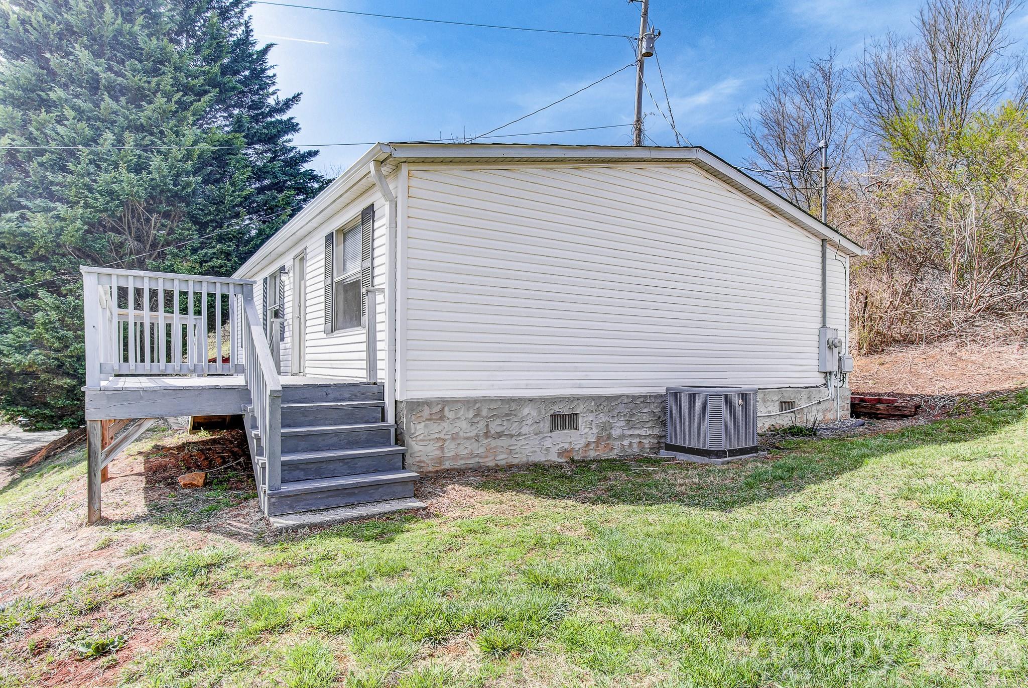 10 Lands End Drive — Candler