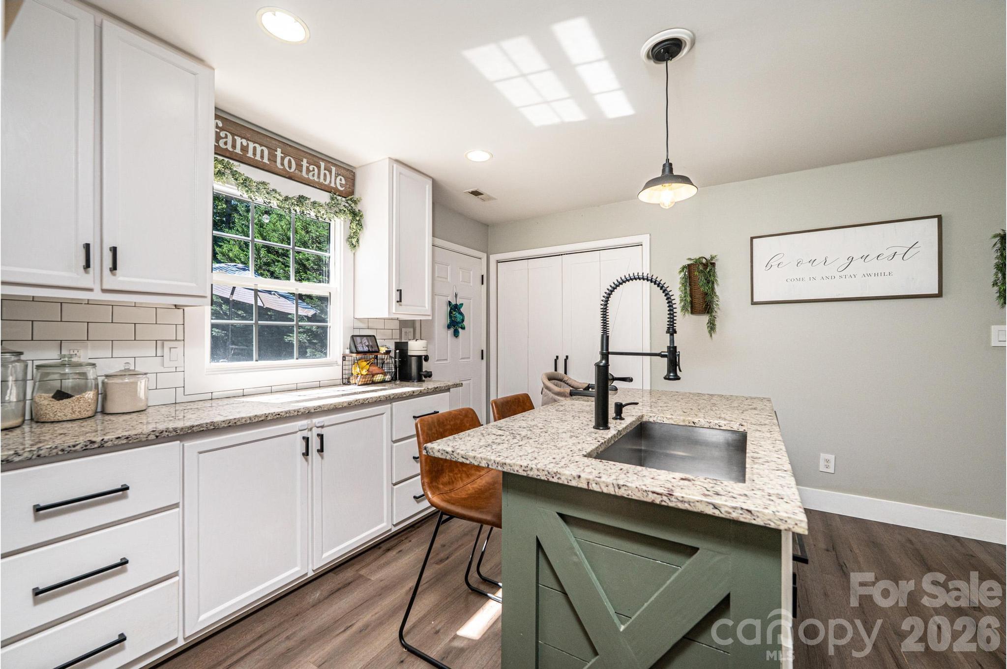 1896 Bakers Glade Lane — Hickory