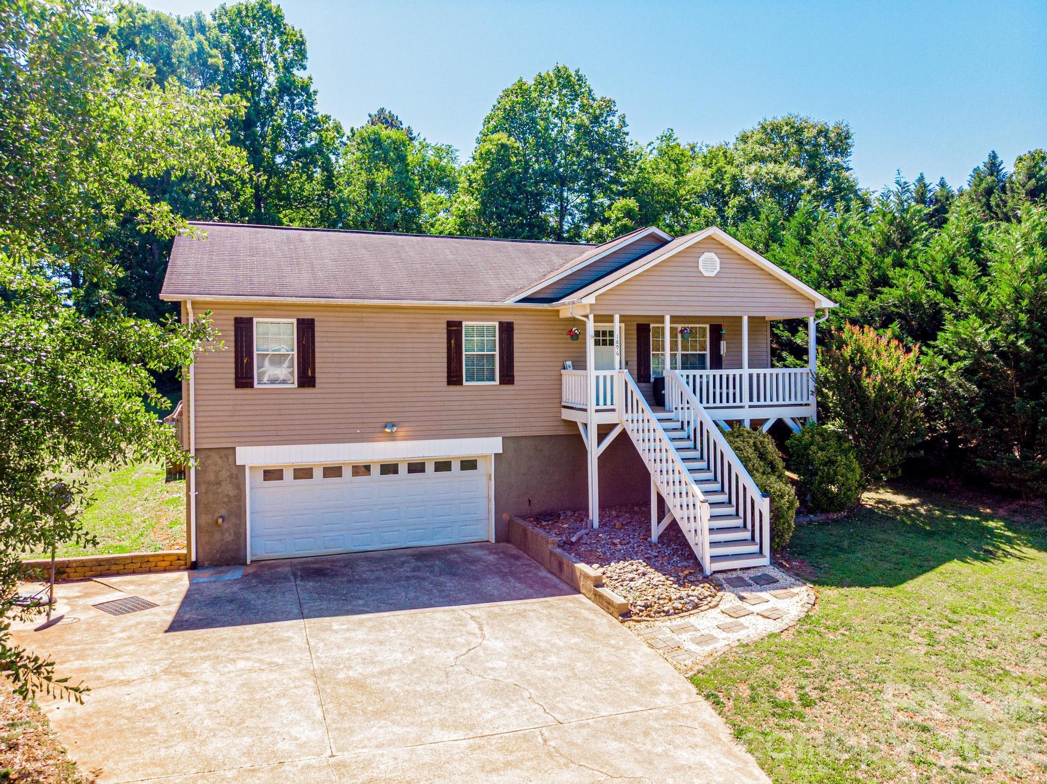 1896 Bakers Glade Lane — Hickory