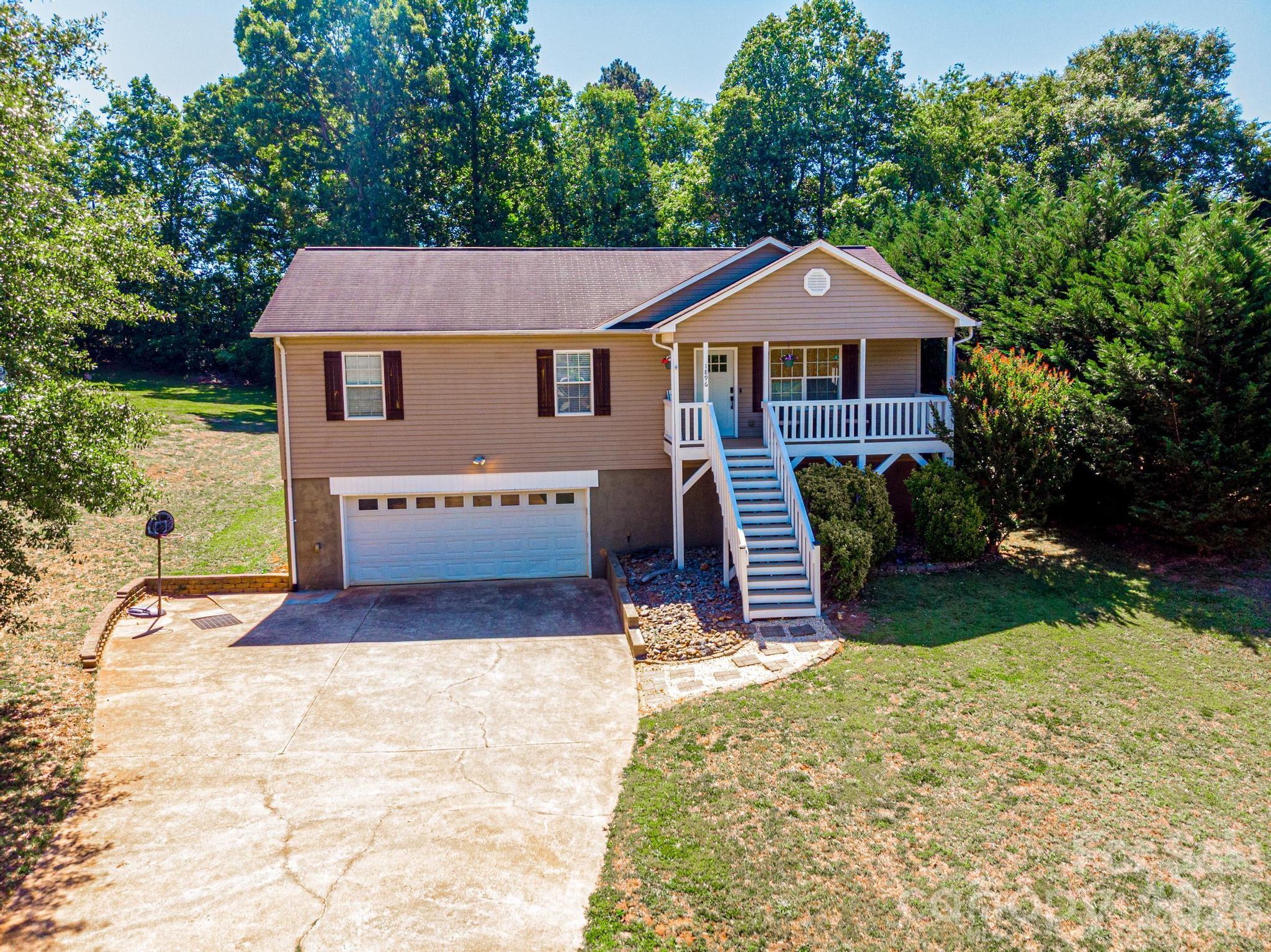 1896 Bakers Glade Lane — Hickory