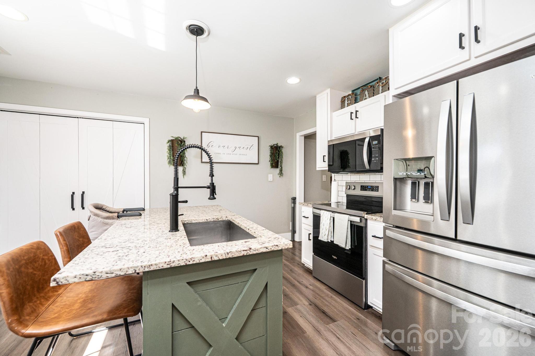 1896 Bakers Glade Lane — Hickory