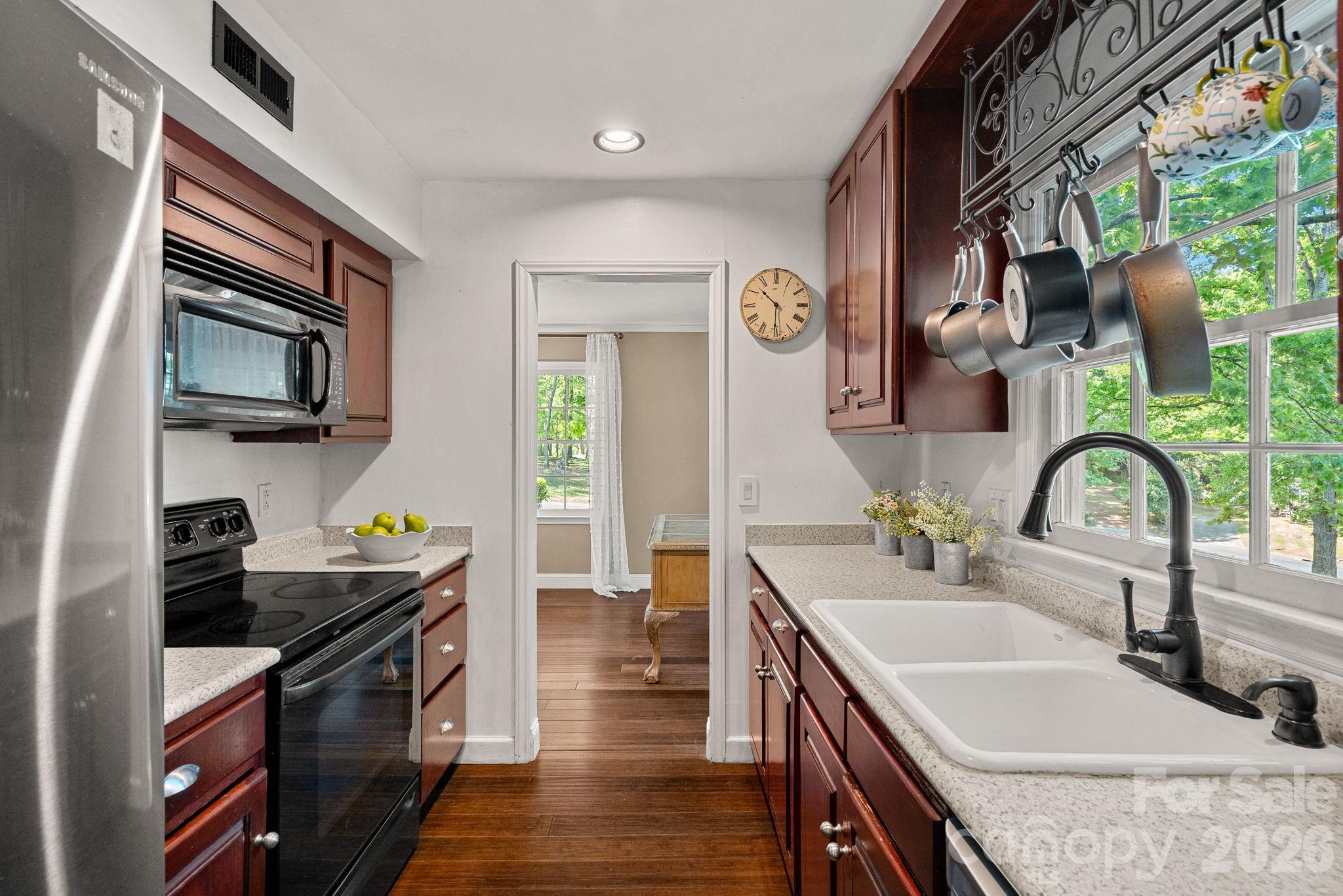 817 Bent Wood Court — Matthews