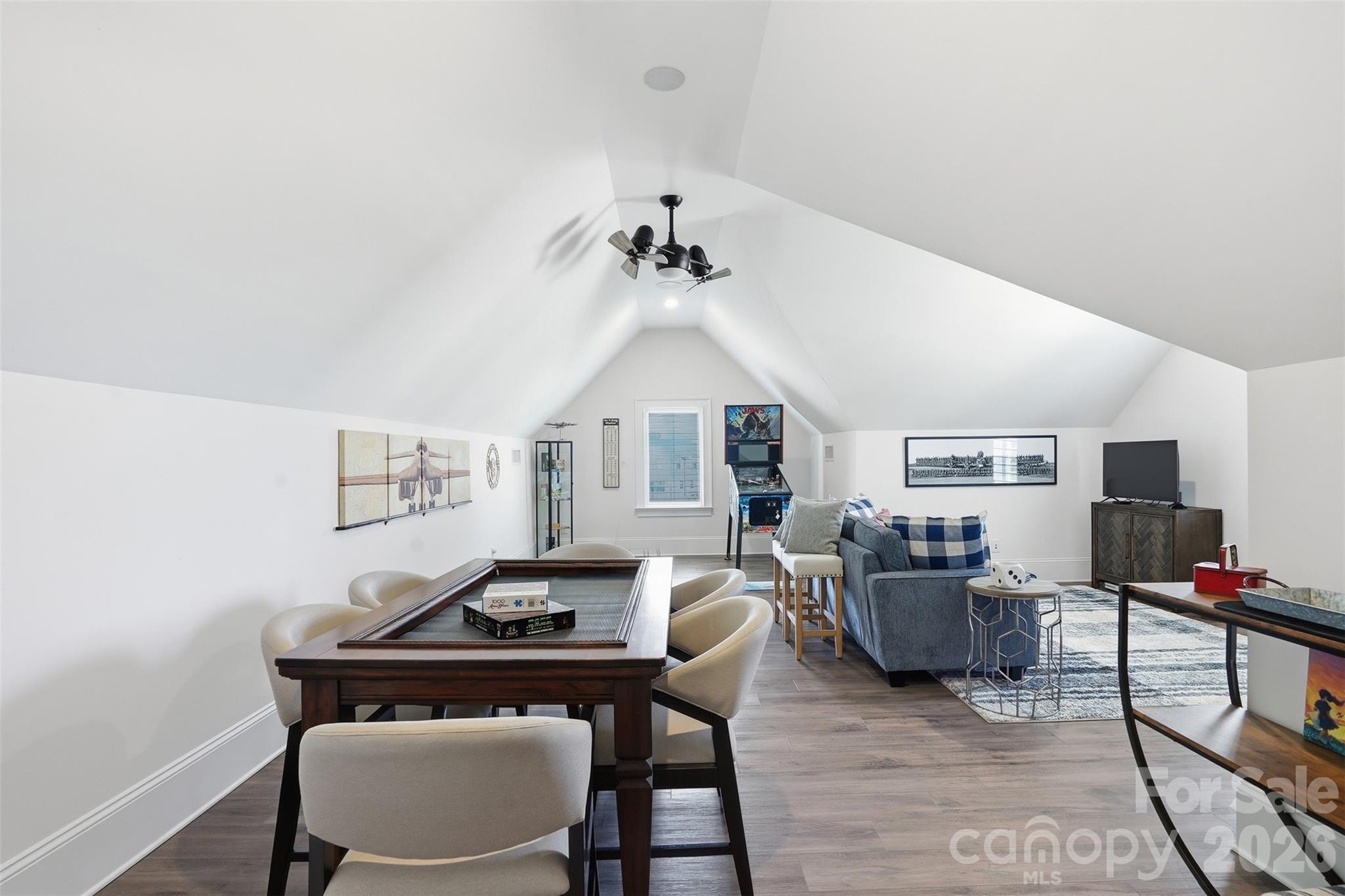 1124 Mesa Way — Marvin