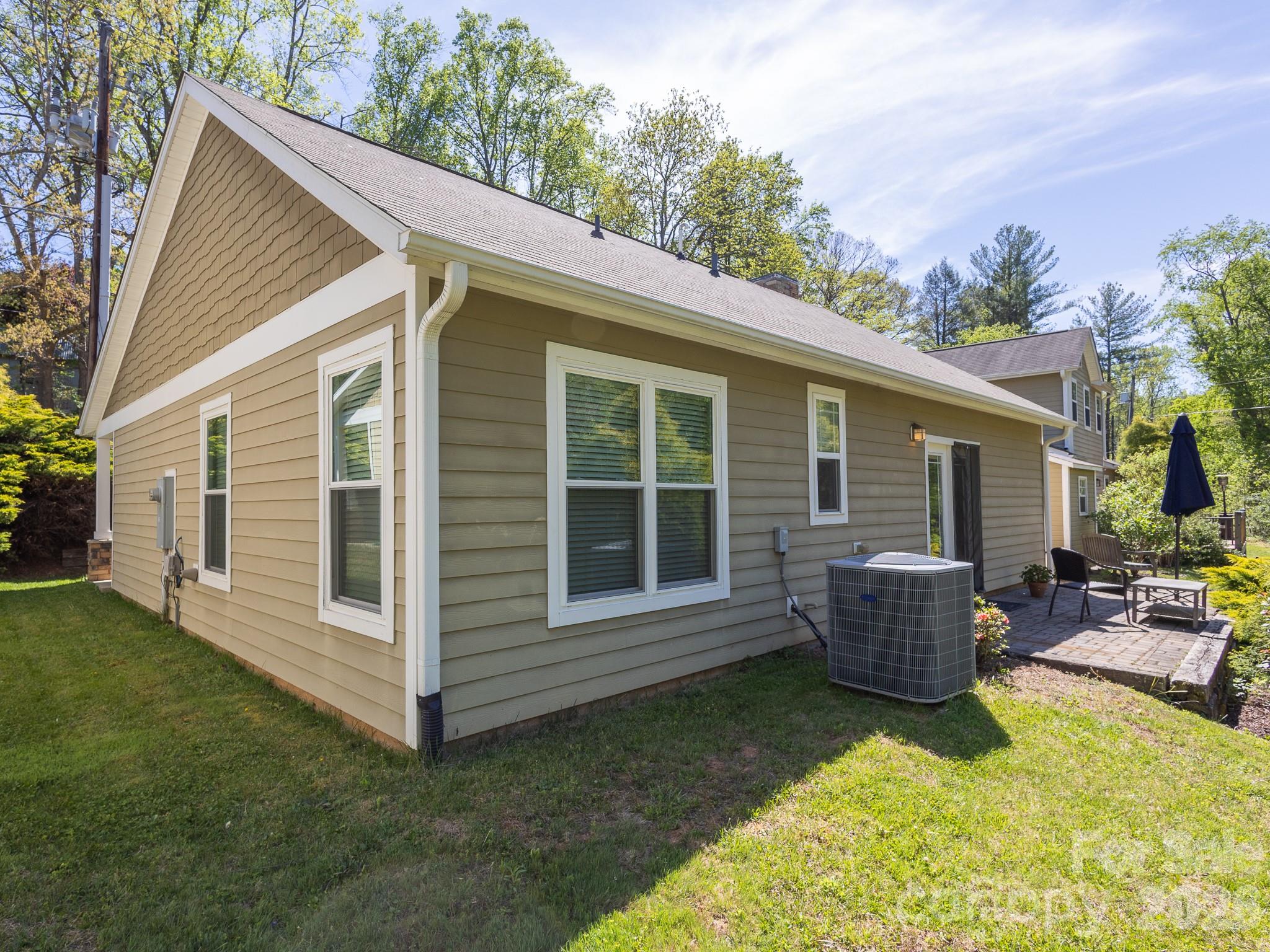 128 Lower Grassy Branch Road — Asheville