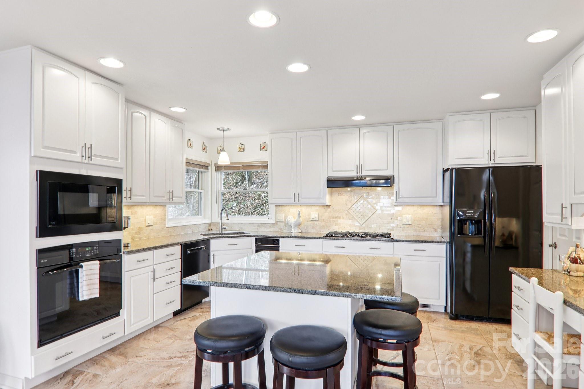 208 Buckeye Road — Maggie Valley