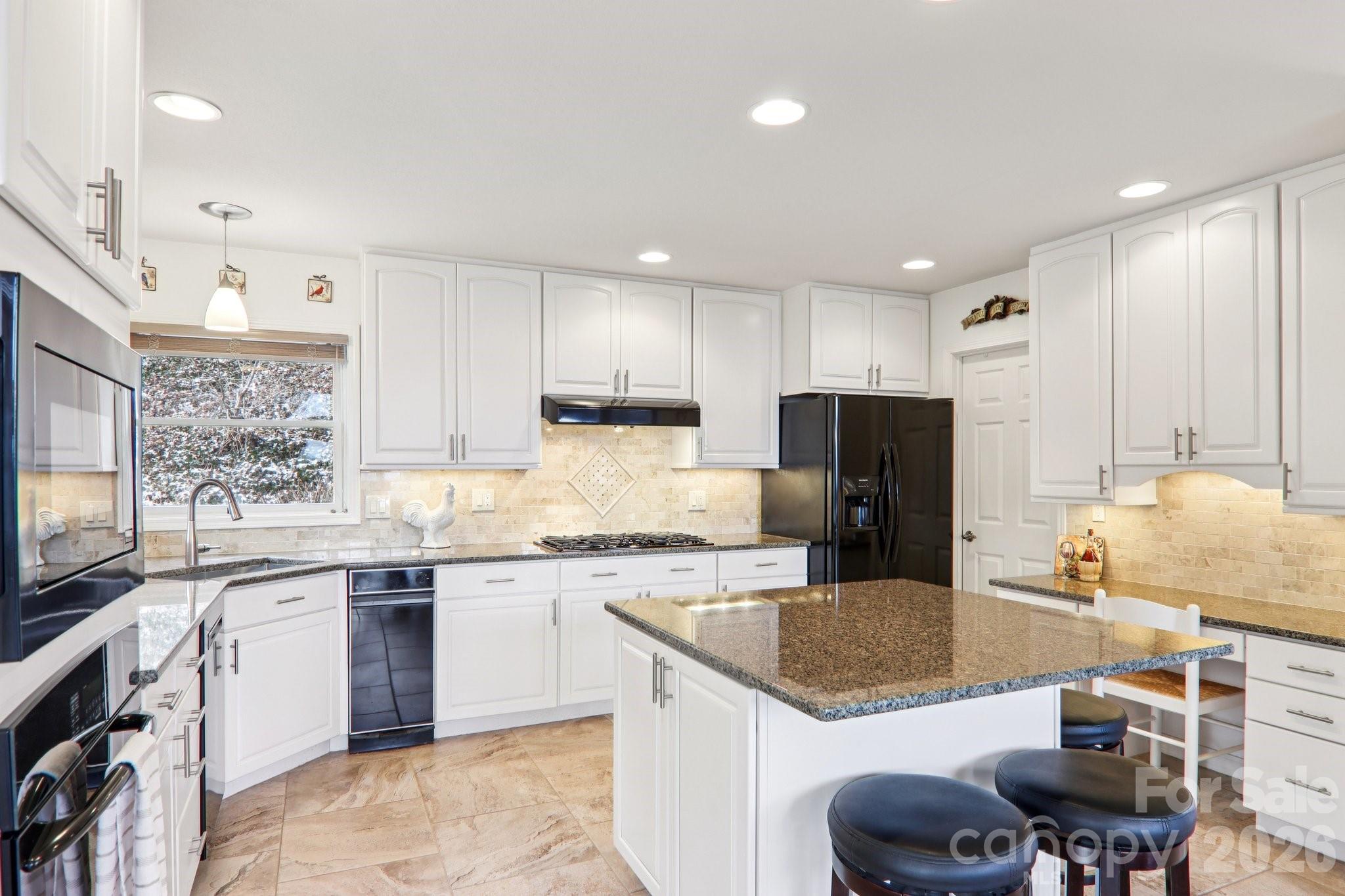208 Buckeye Road — Maggie Valley