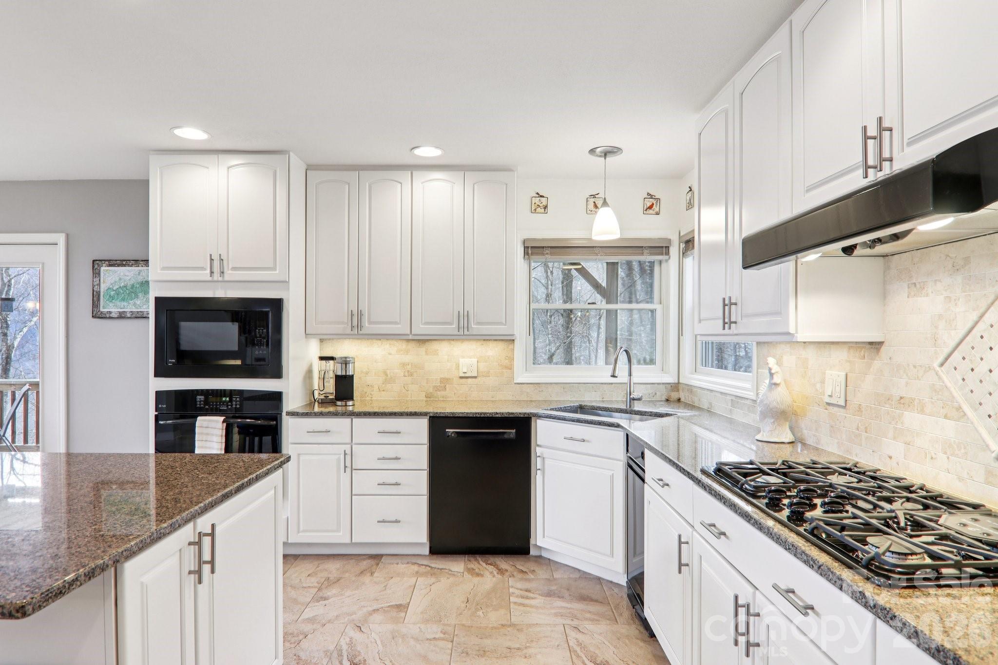 208 Buckeye Road — Maggie Valley