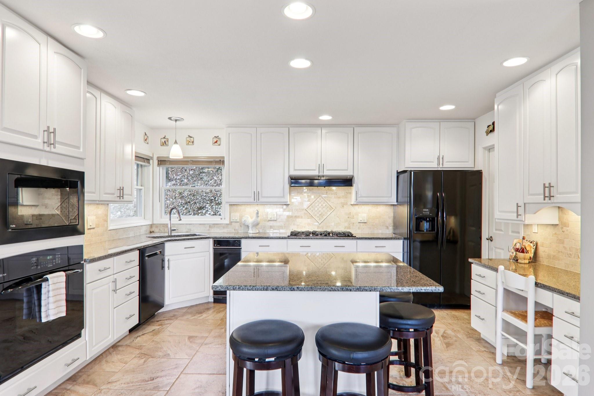 208 Buckeye Road — Maggie Valley