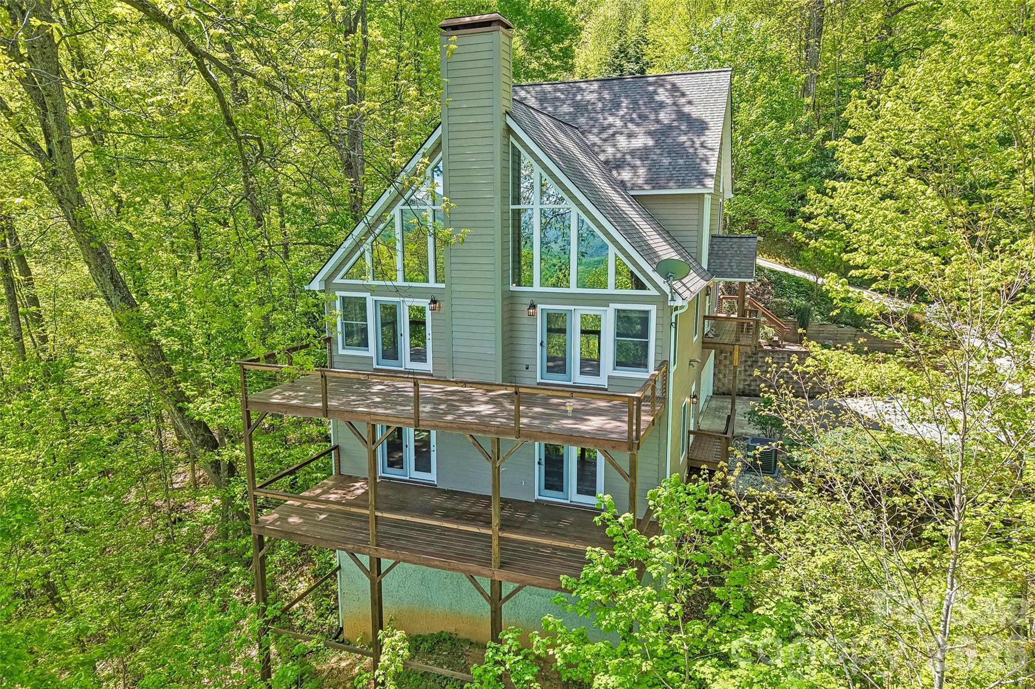 208 Buckeye Road — Maggie Valley