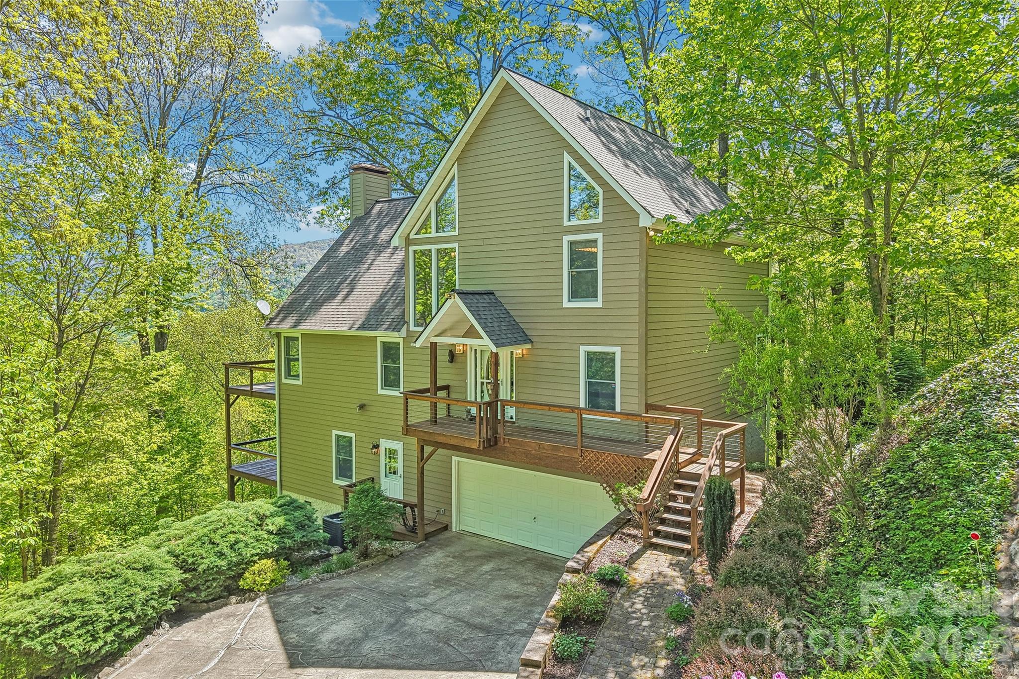 208 Buckeye Road — Maggie Valley