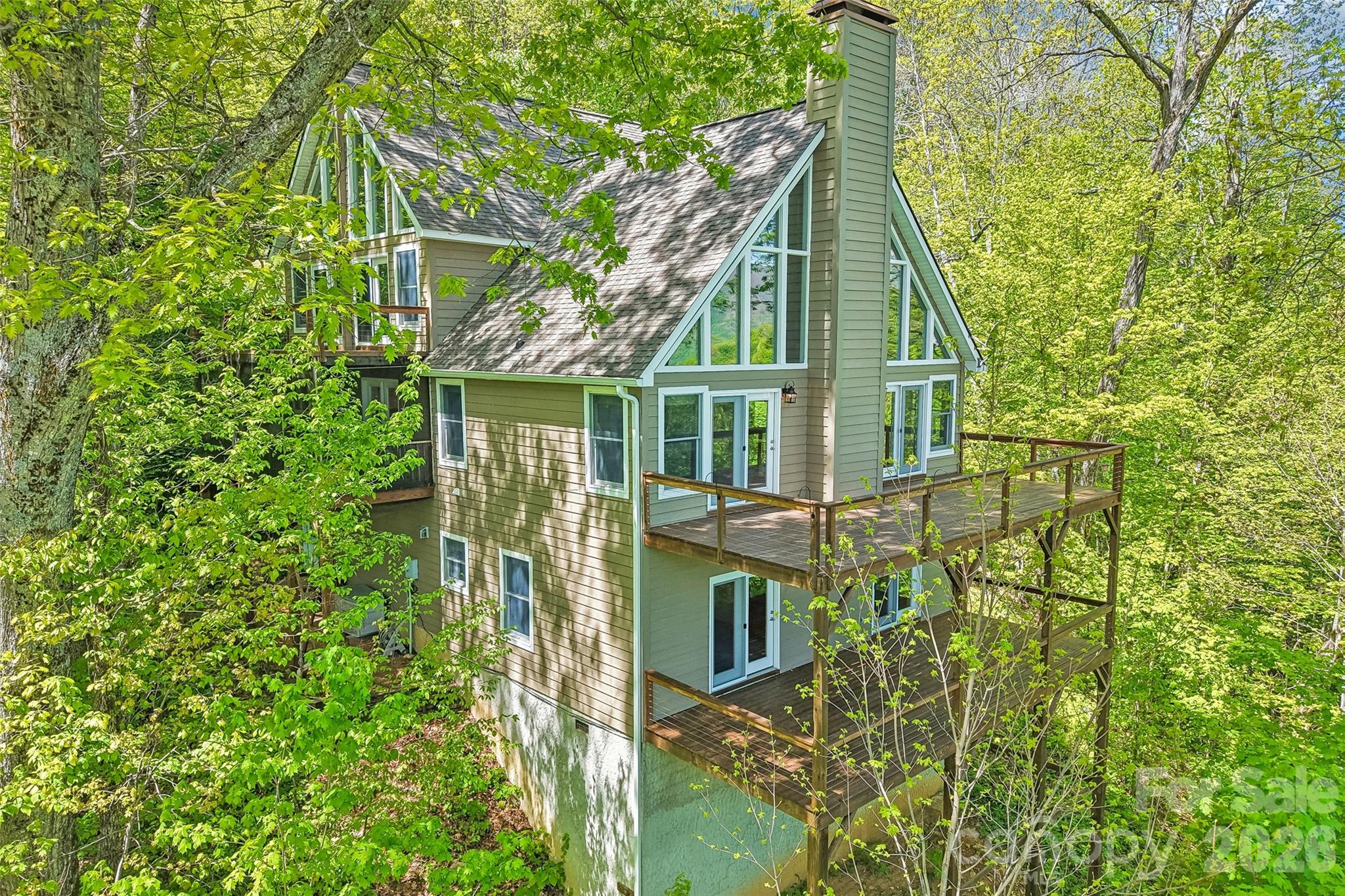 208 Buckeye Road — Maggie Valley