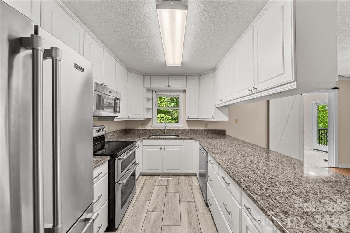 330 Hillview Drive — Lexington