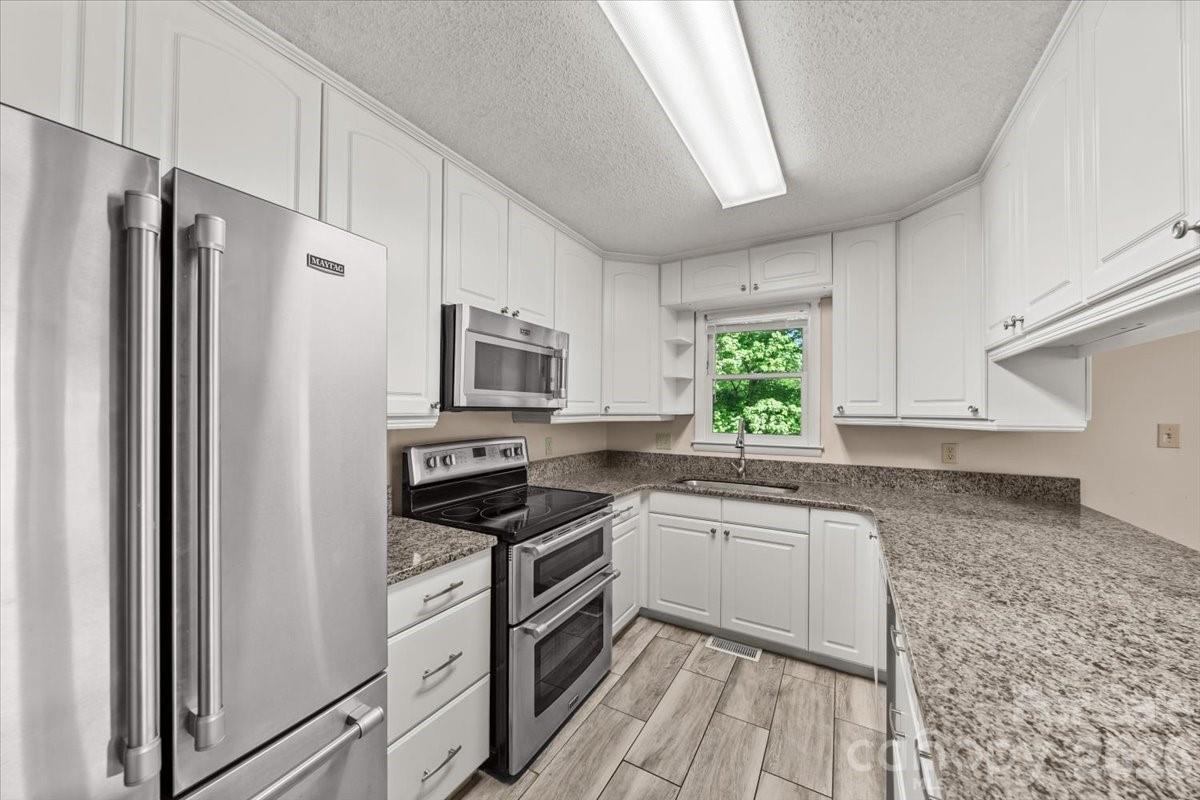 330 Hillview Drive — Lexington