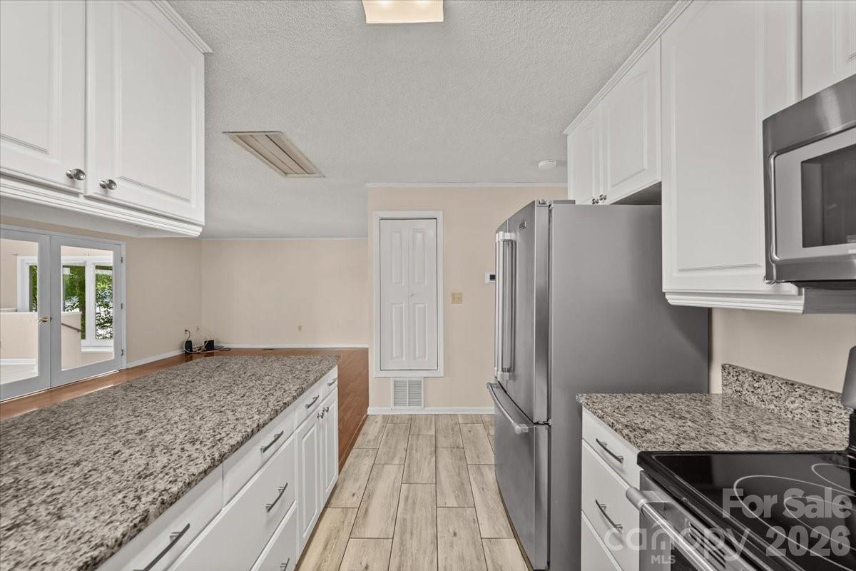 330 Hillview Drive — Lexington