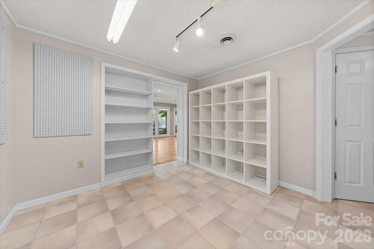 330 Hillview Drive — Lexington