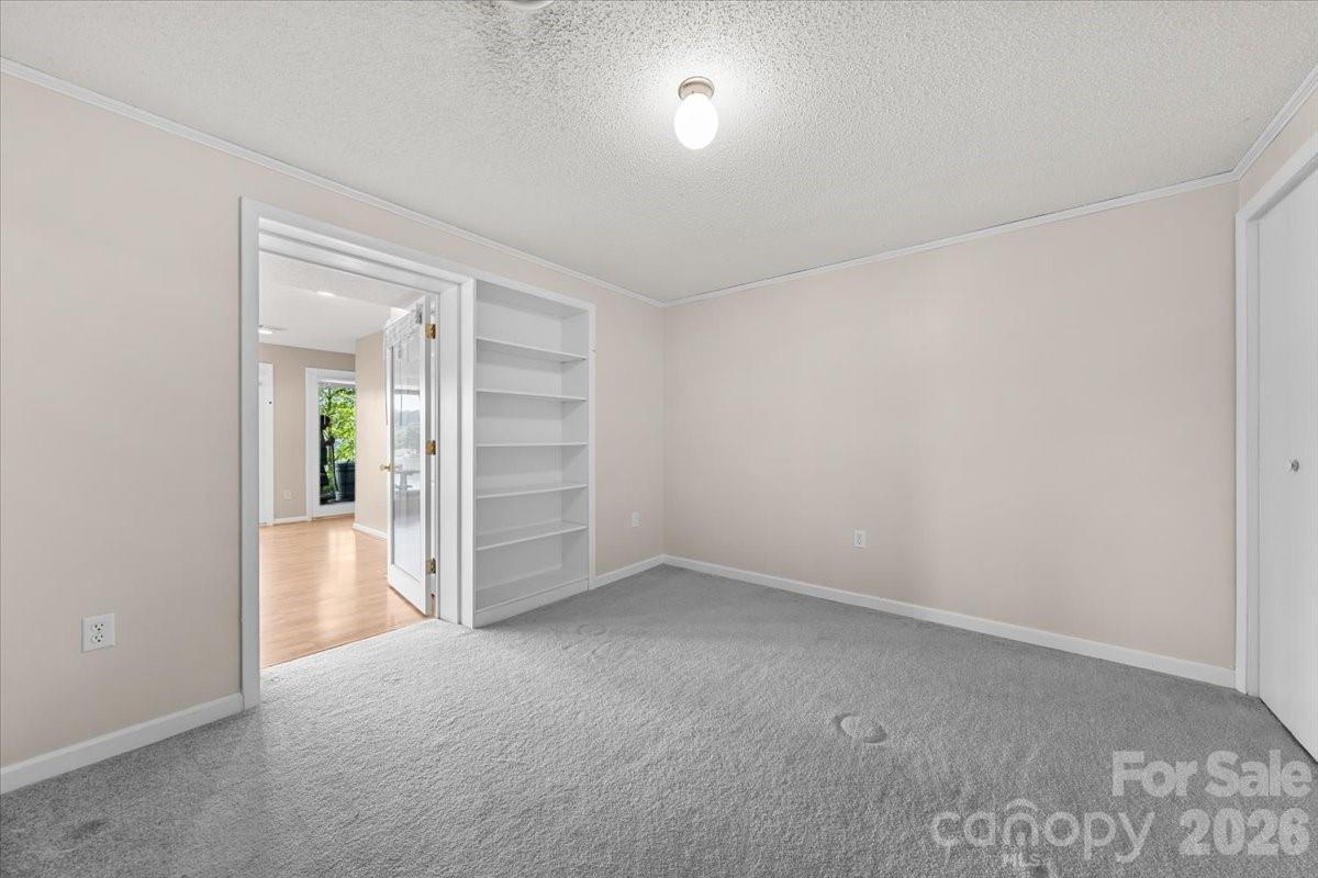 330 Hillview Drive — Lexington