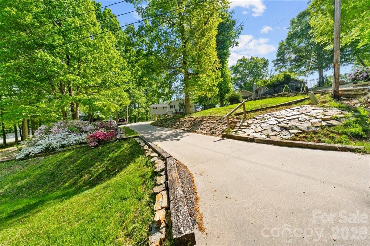 330 Hillview Drive — Lexington
