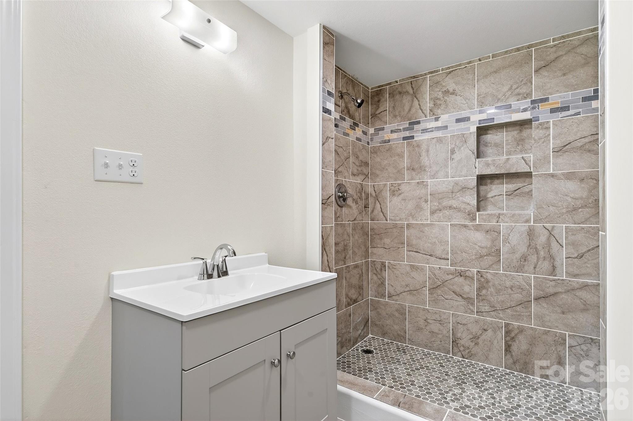 1959 Jackson Town Road — Spruce Pine