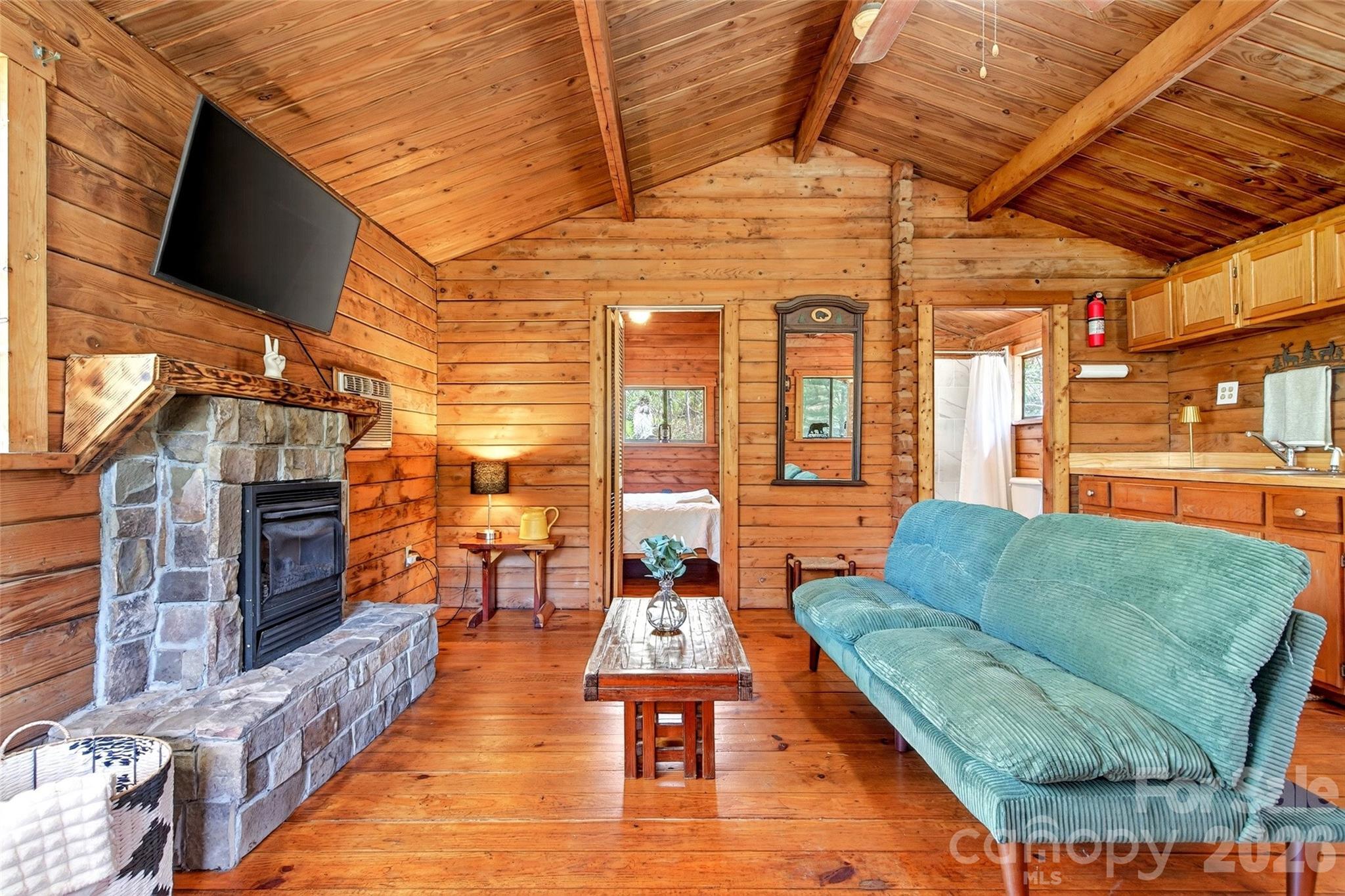 1959 Jackson Town Road — Spruce Pine