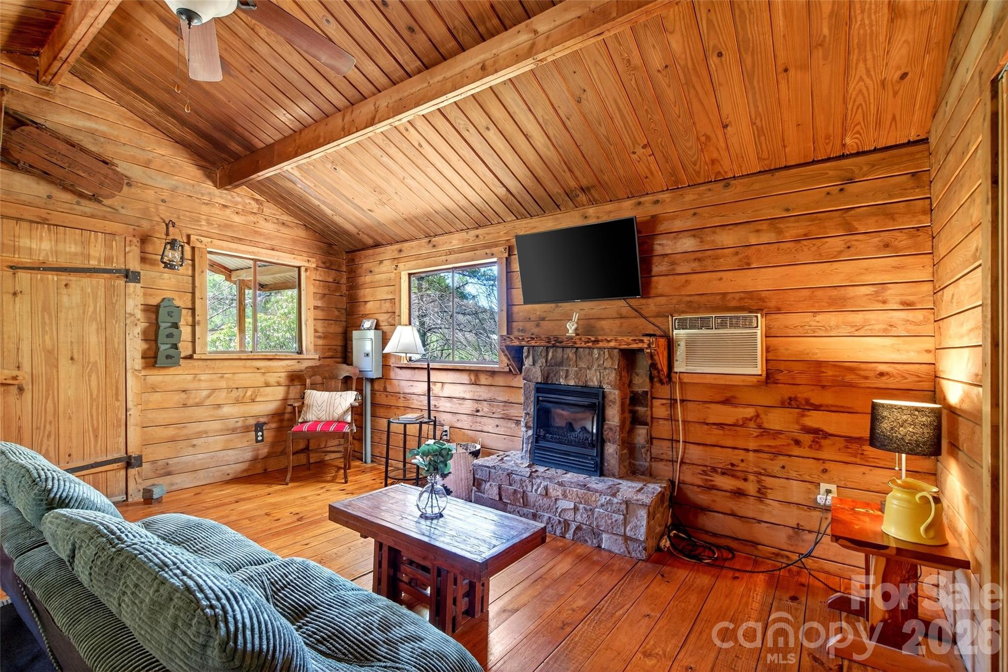 1959 Jackson Town Road — Spruce Pine