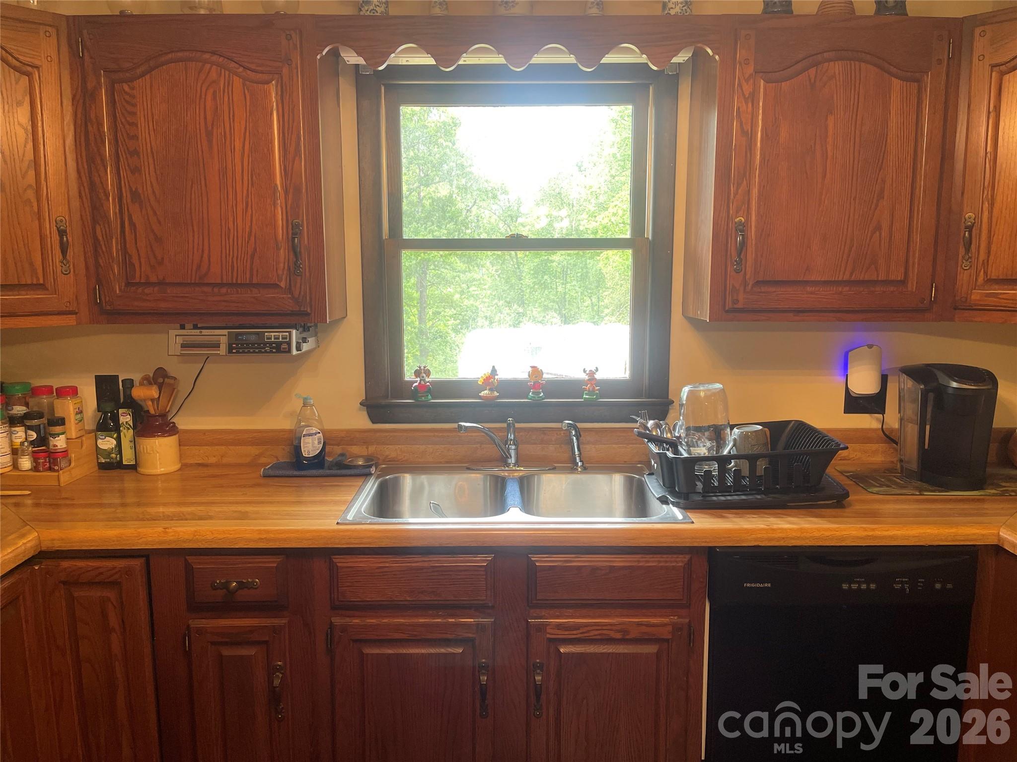 1870 Oakland Road — Forest City