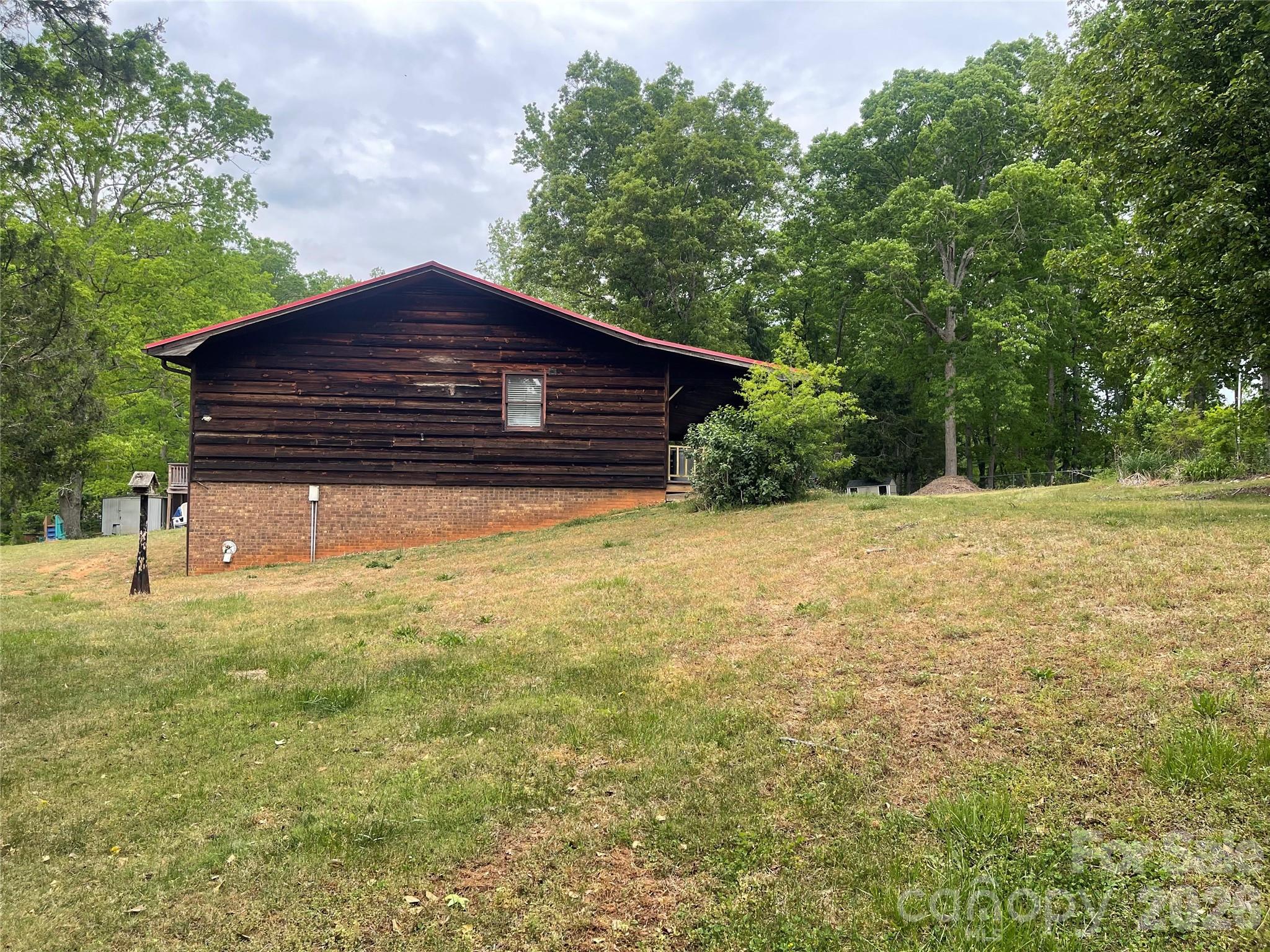 1870 Oakland Road — Forest City