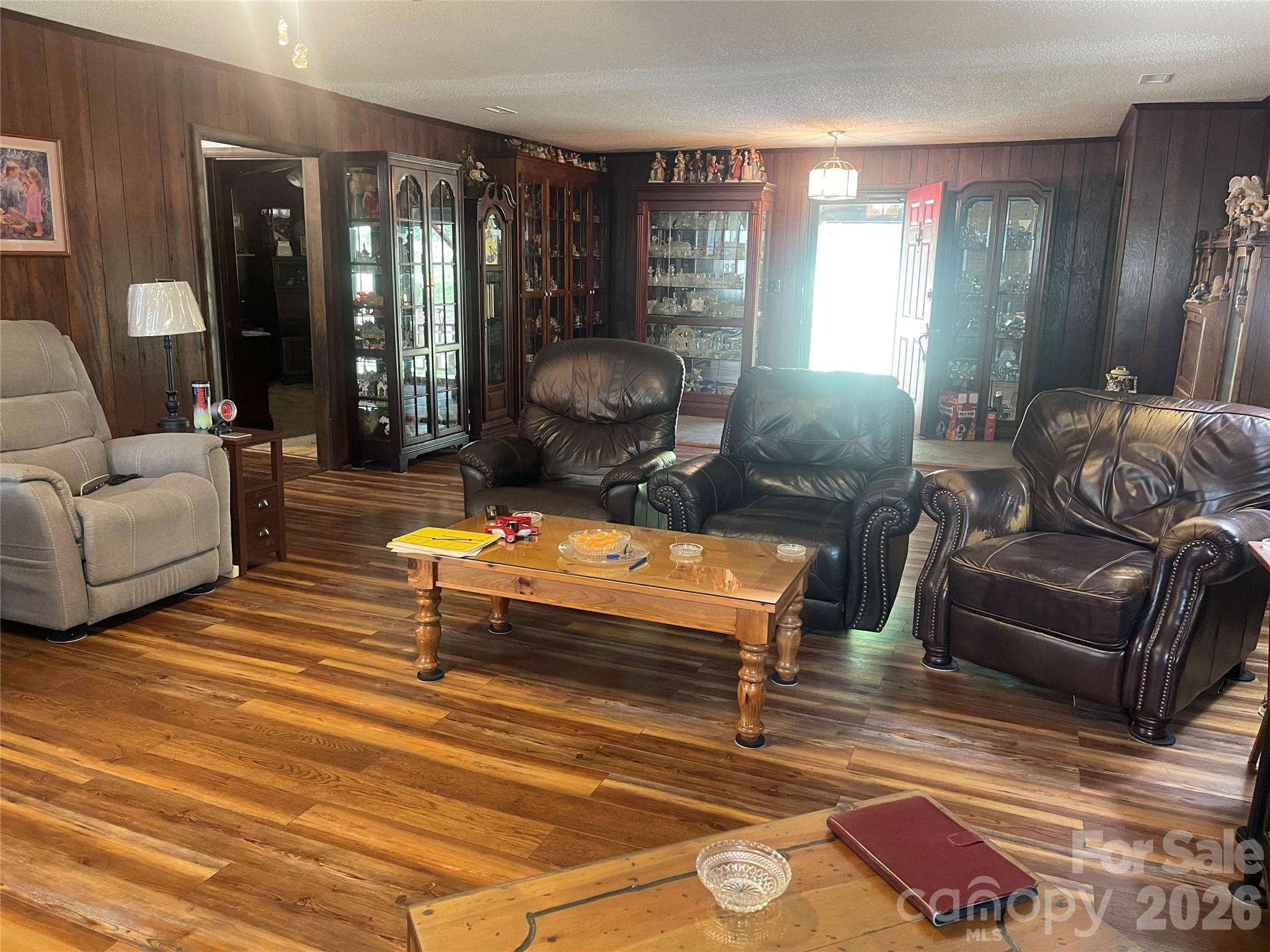 1870 Oakland Road — Forest City