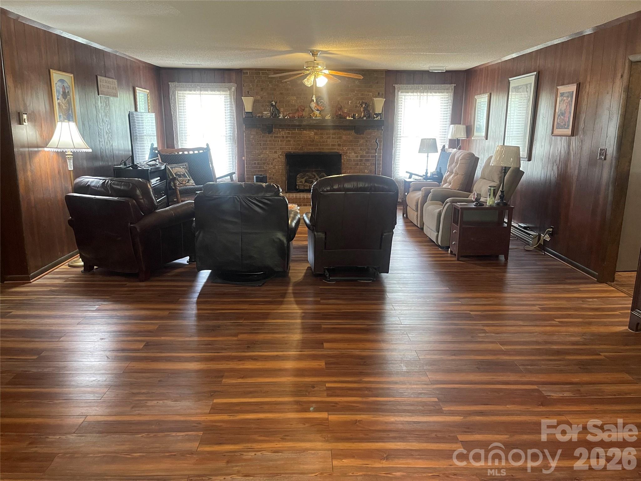 1870 Oakland Road — Forest City