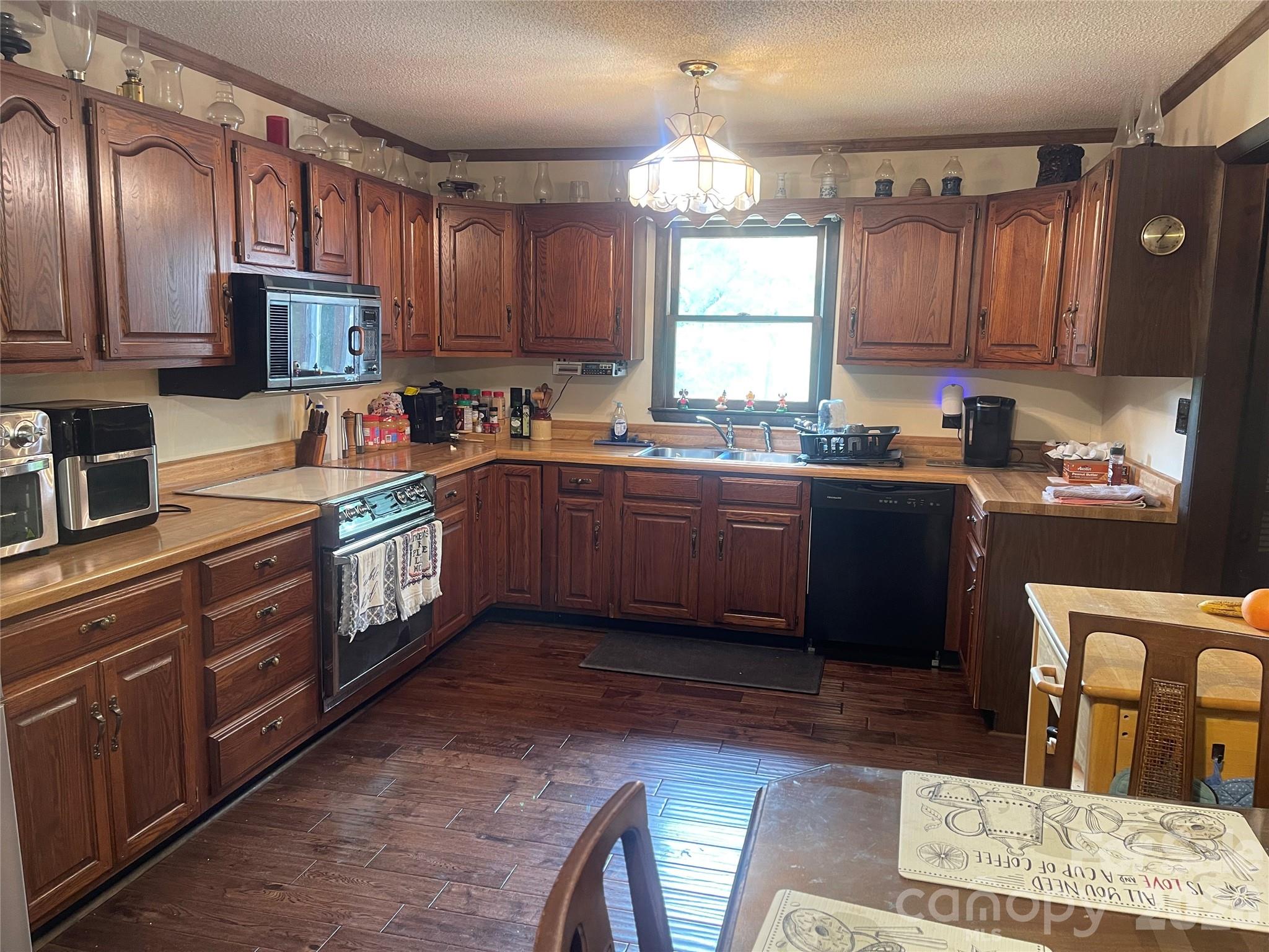 1870 Oakland Road — Forest City