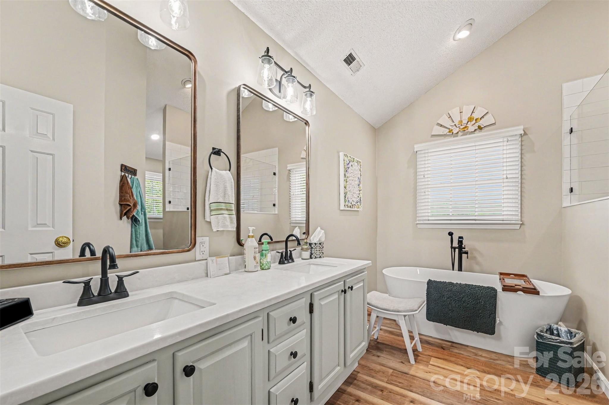 4051 Pinecrest Drive NE — Hickory