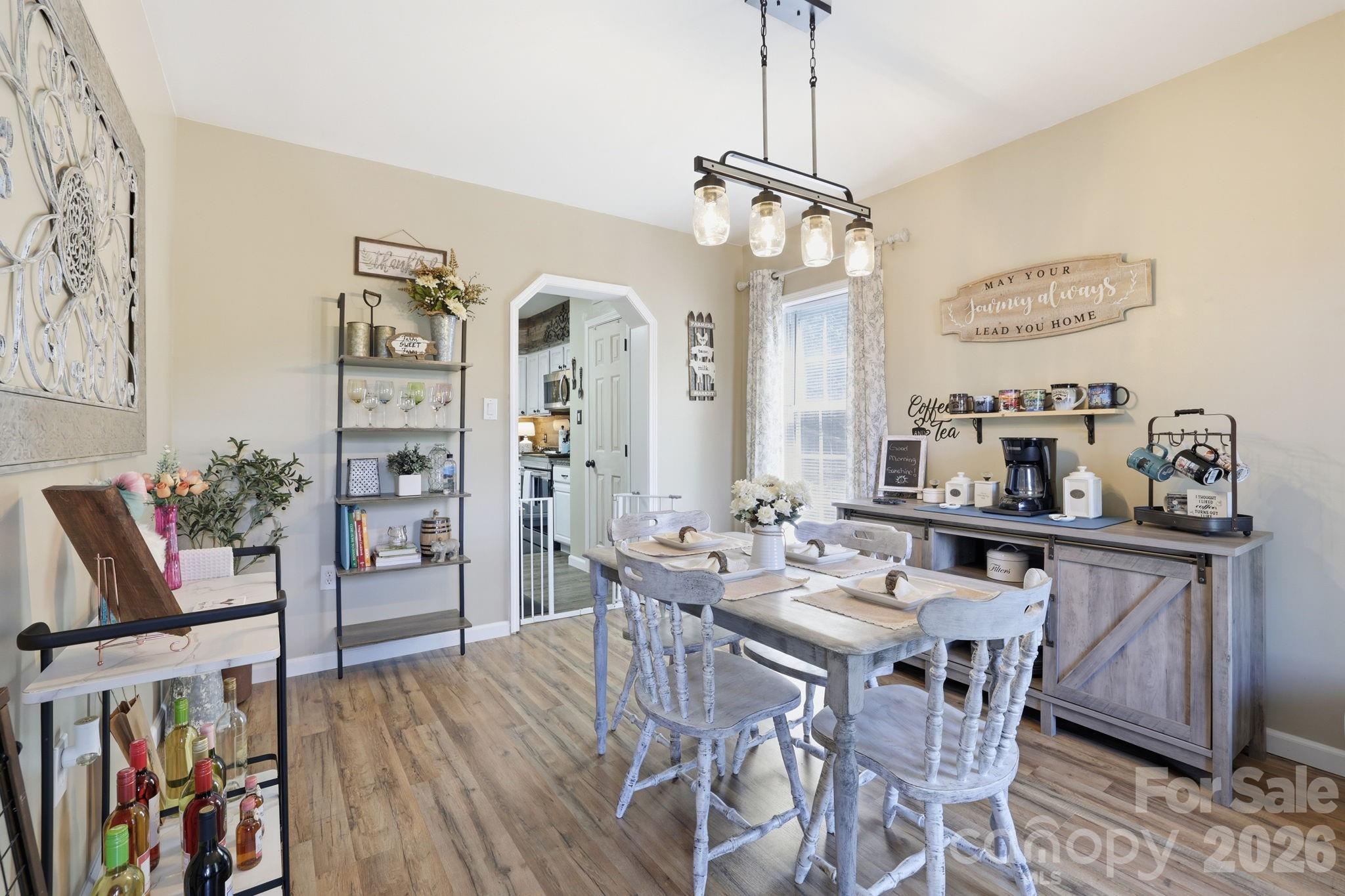 10 Country Road — Hendersonville