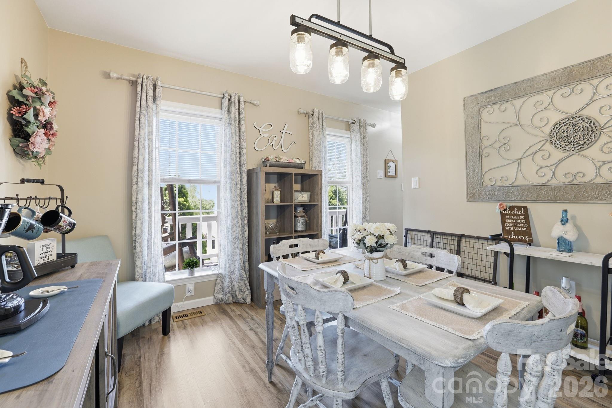 10 Country Road — Hendersonville