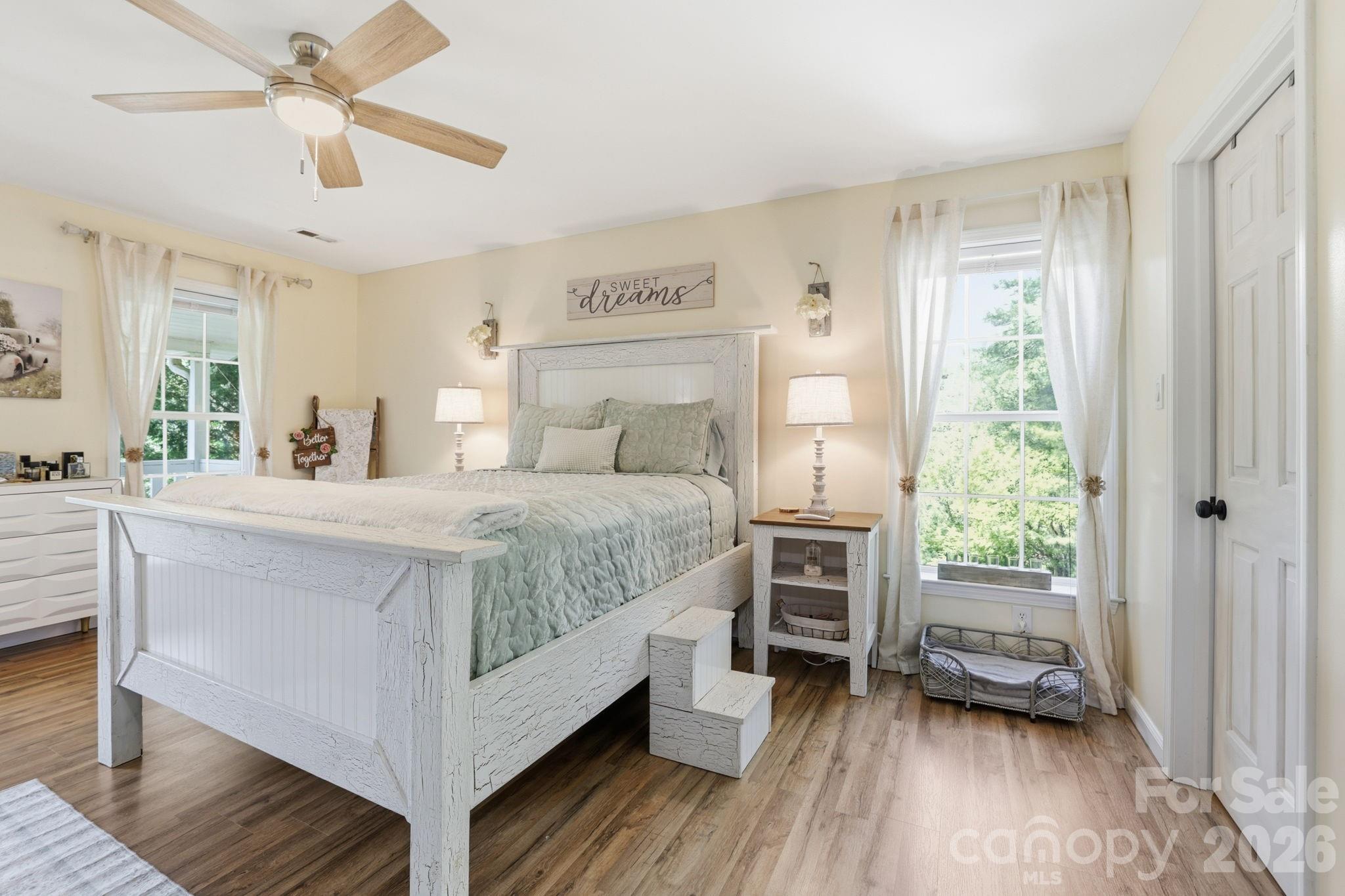 10 Country Road — Hendersonville