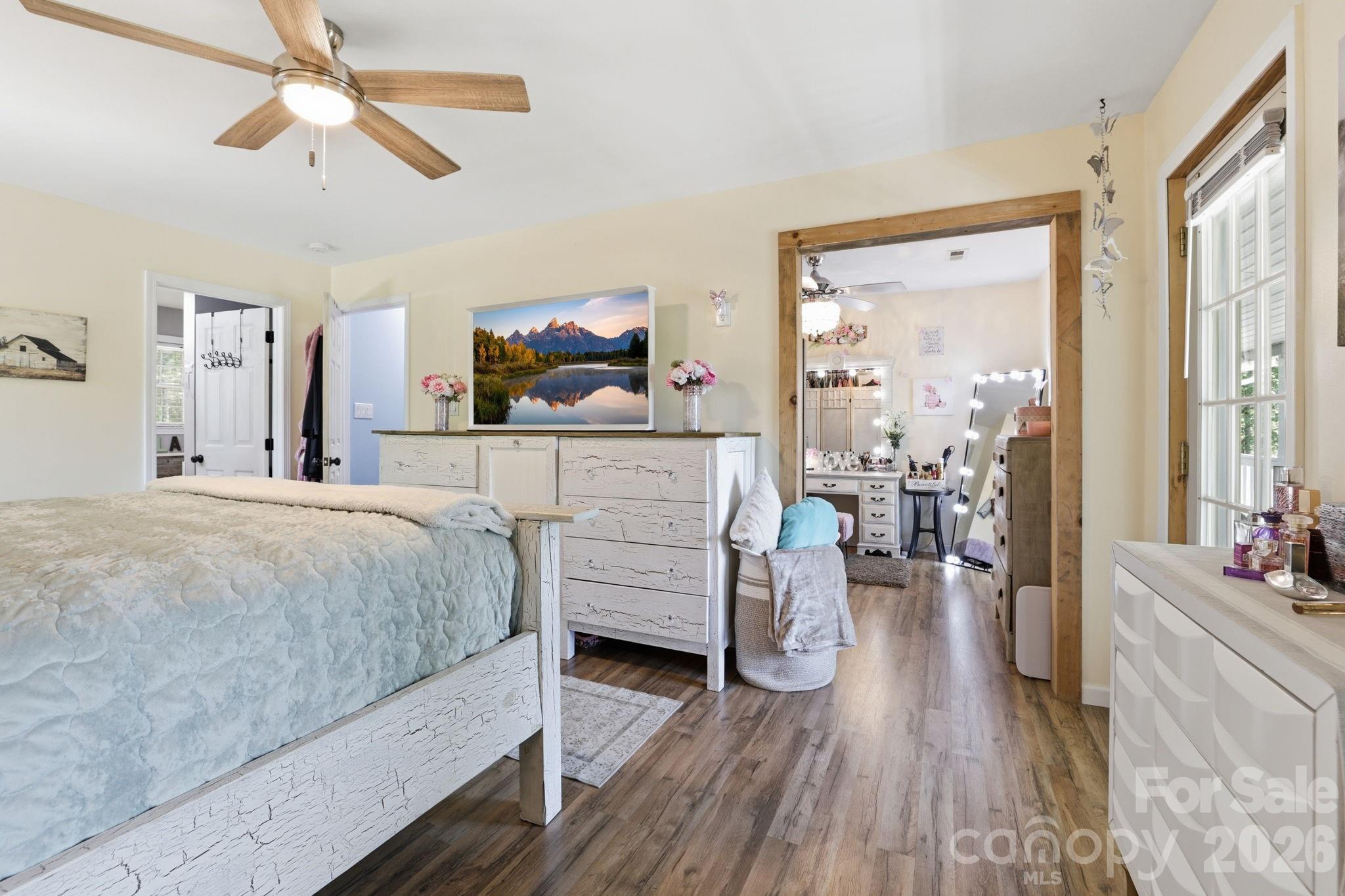 10 Country Road — Hendersonville