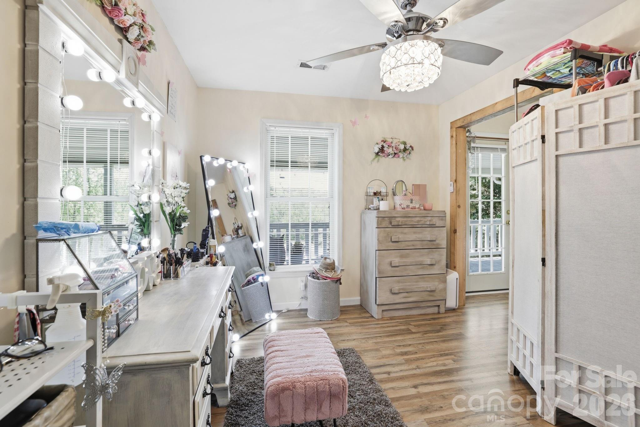 10 Country Road — Hendersonville
