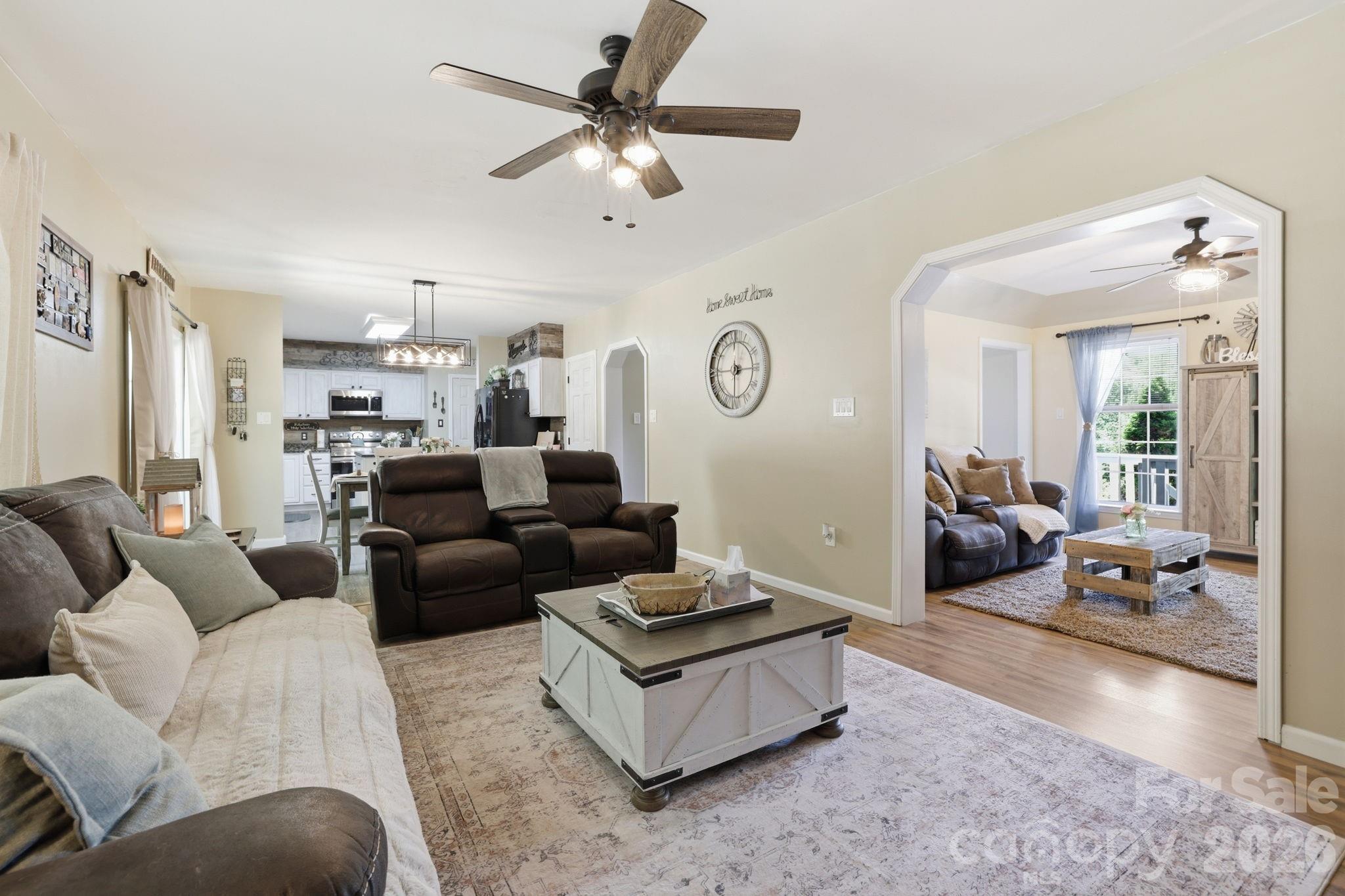 10 Country Road — Hendersonville