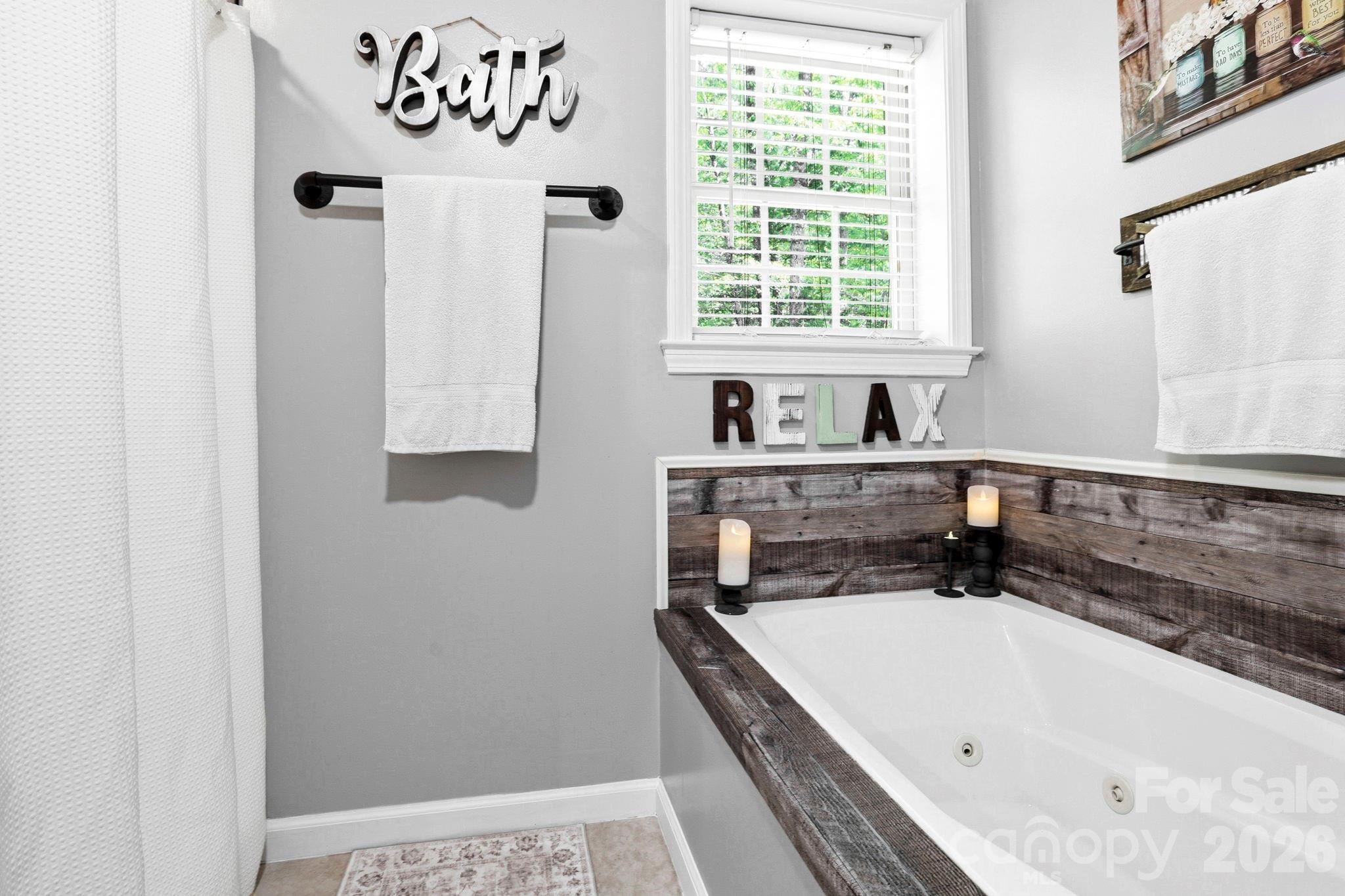 10 Country Road — Hendersonville