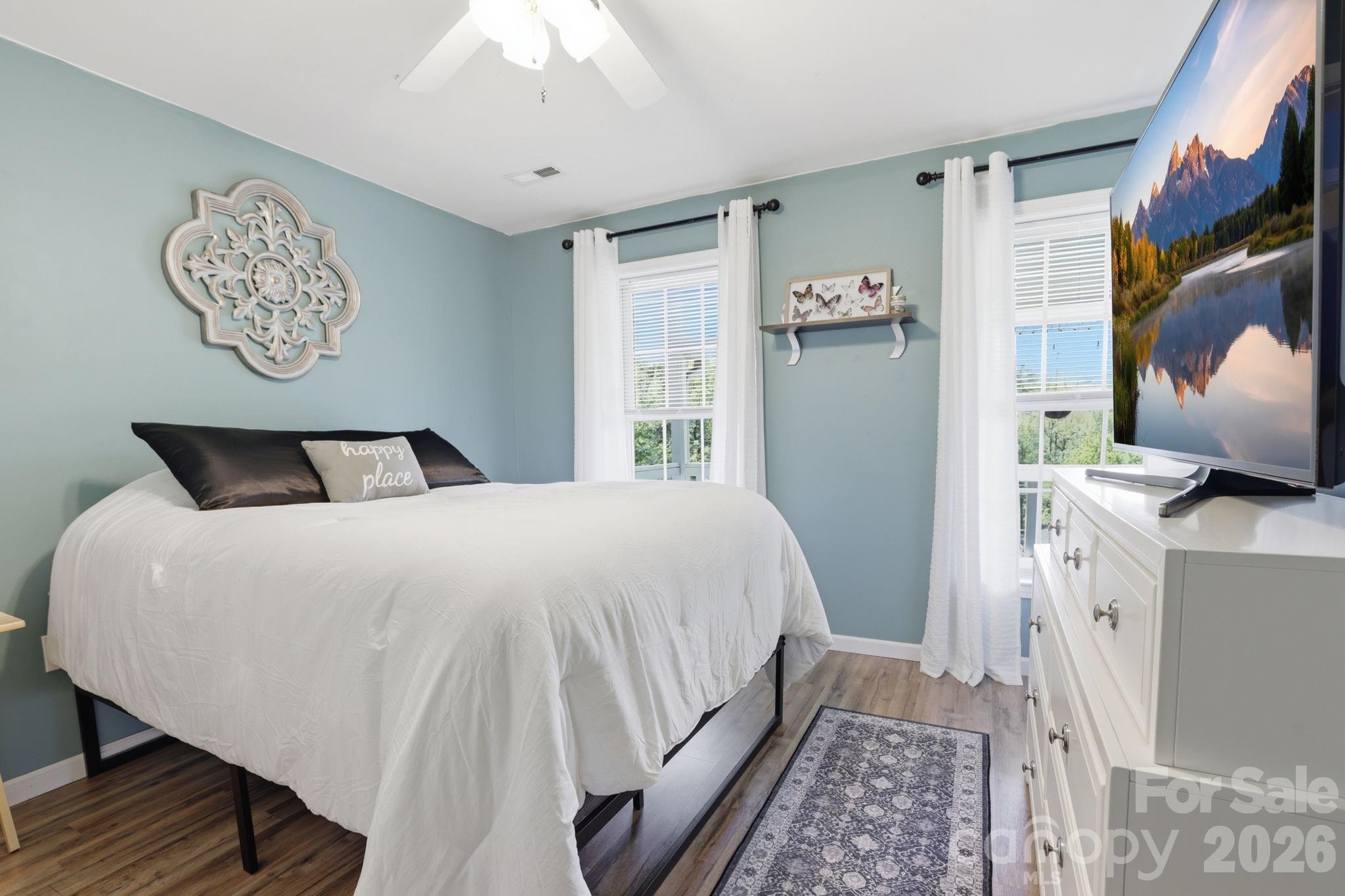 10 Country Road — Hendersonville