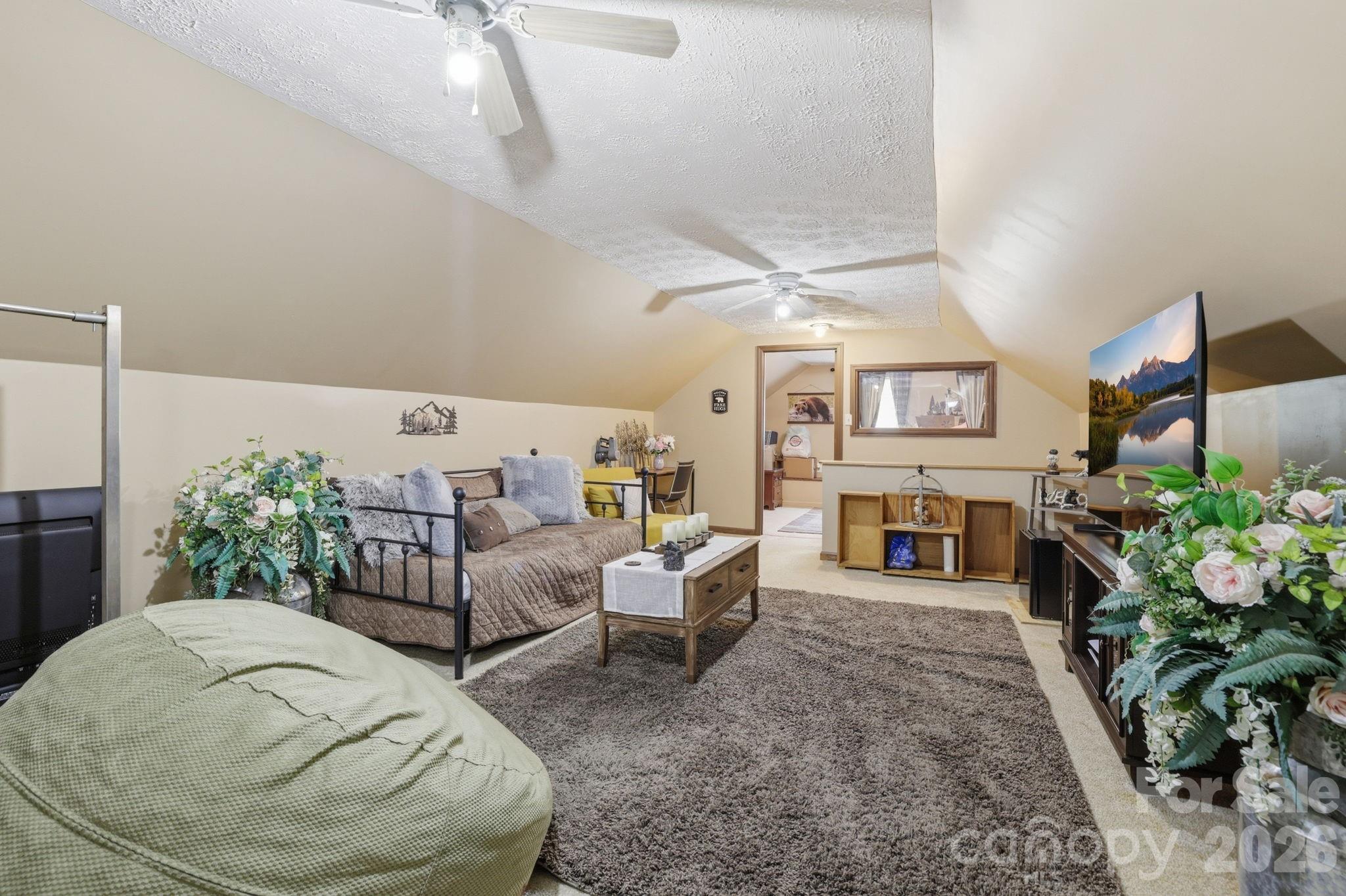 10 Country Road — Hendersonville