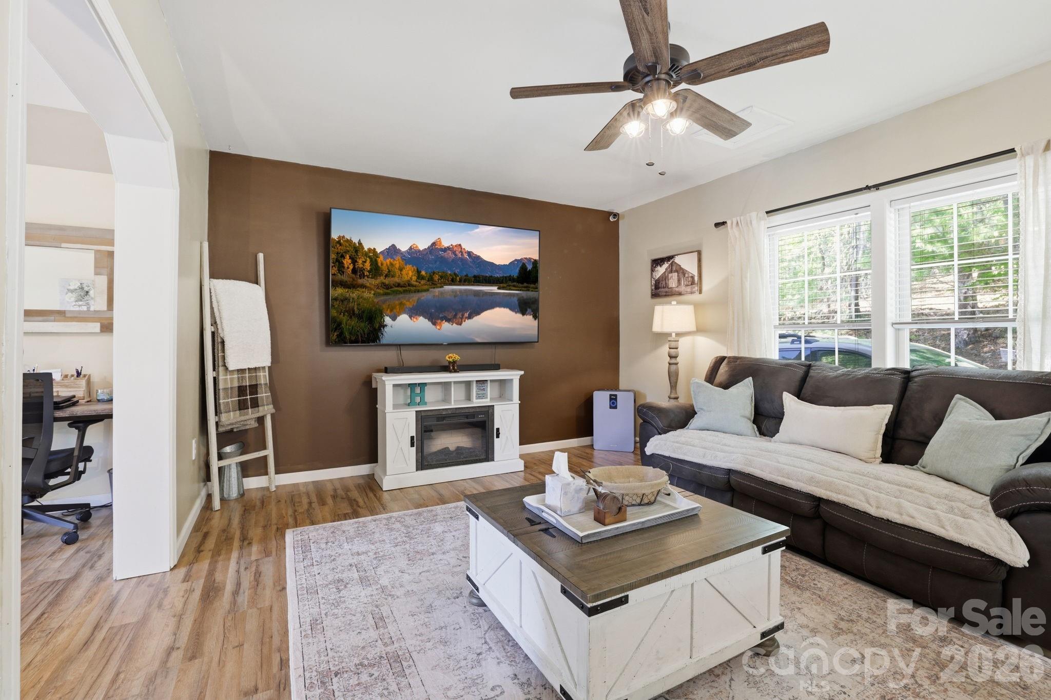 10 Country Road — Hendersonville