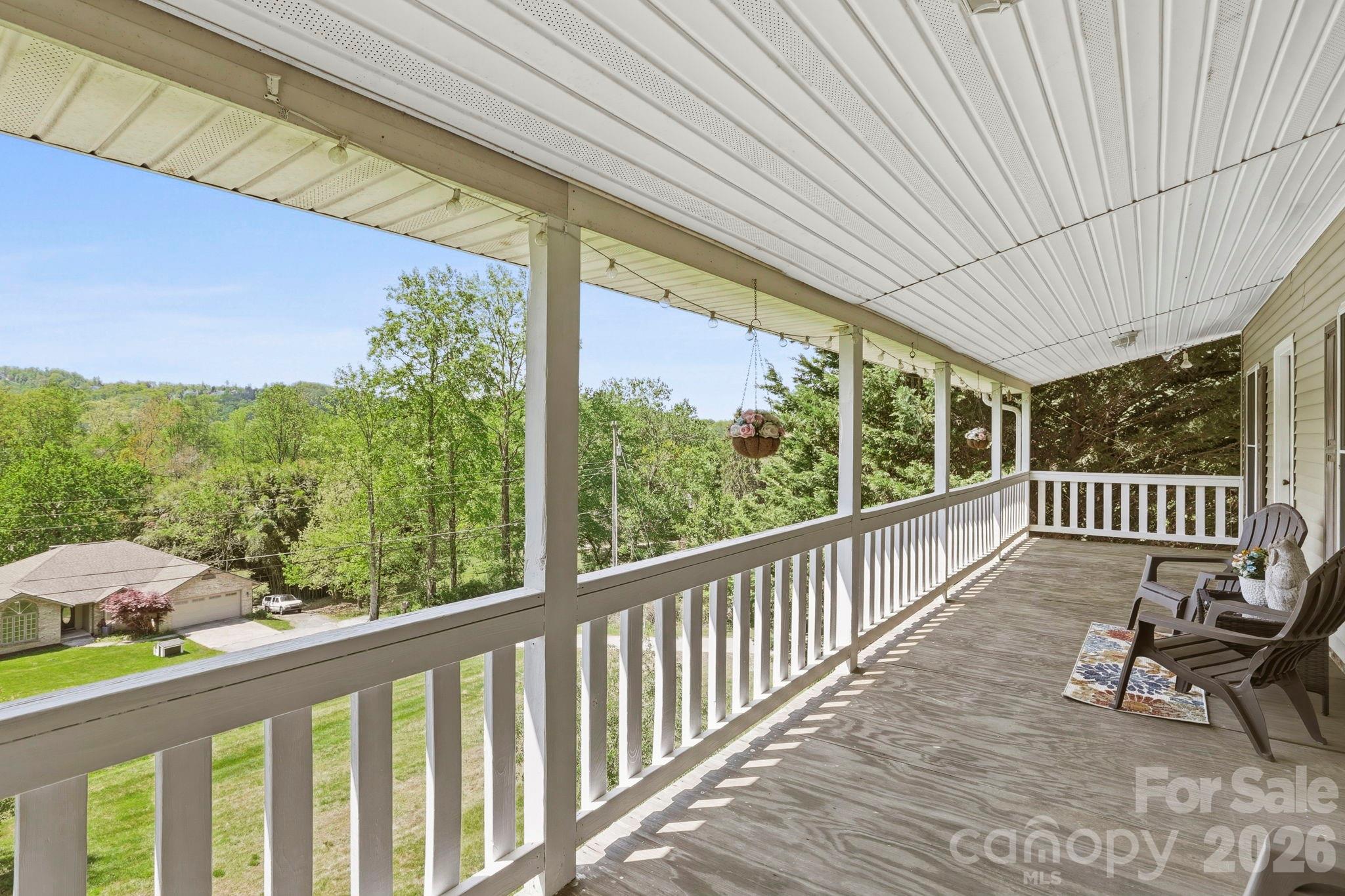 10 Country Road — Hendersonville
