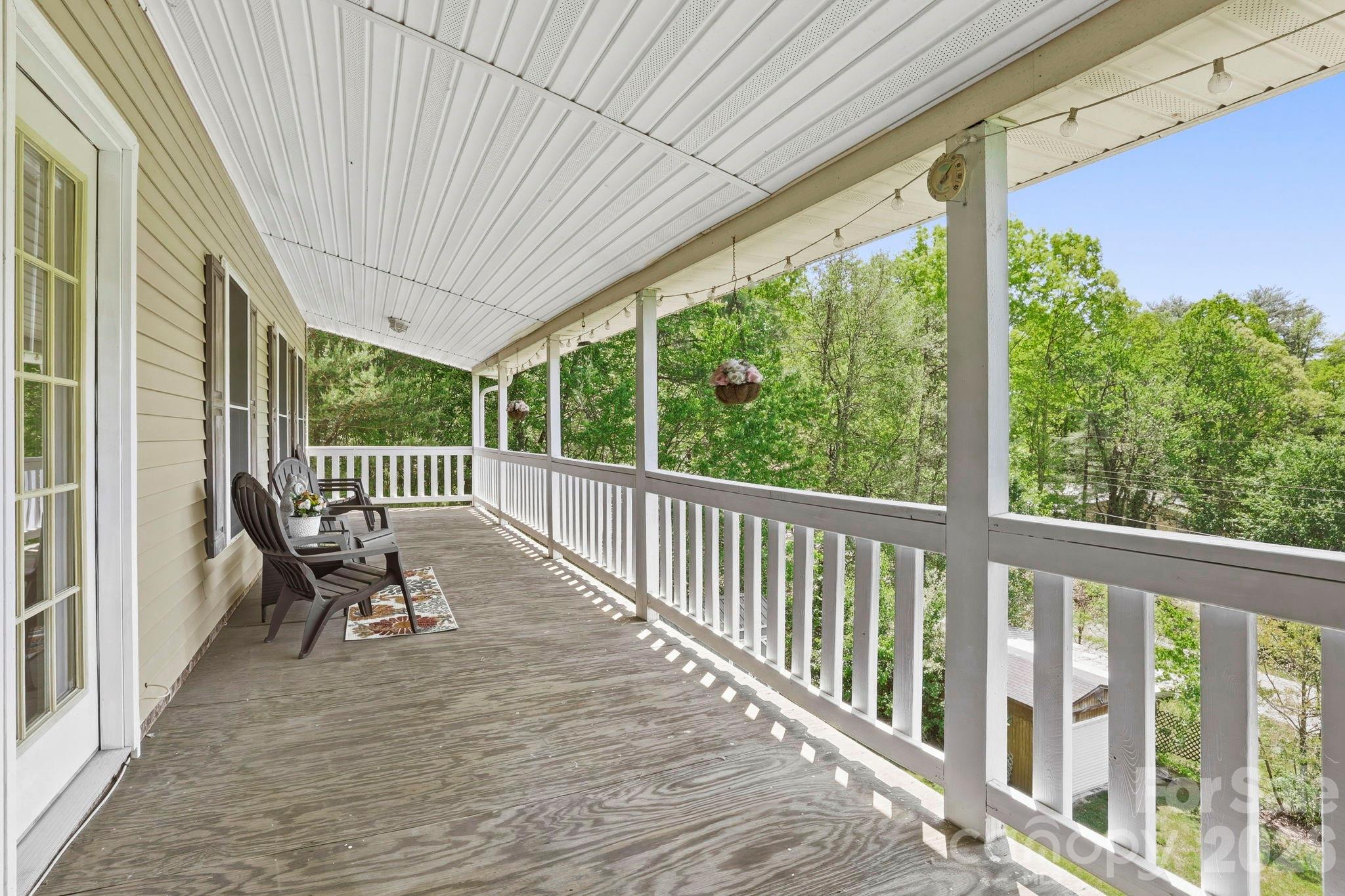10 Country Road — Hendersonville