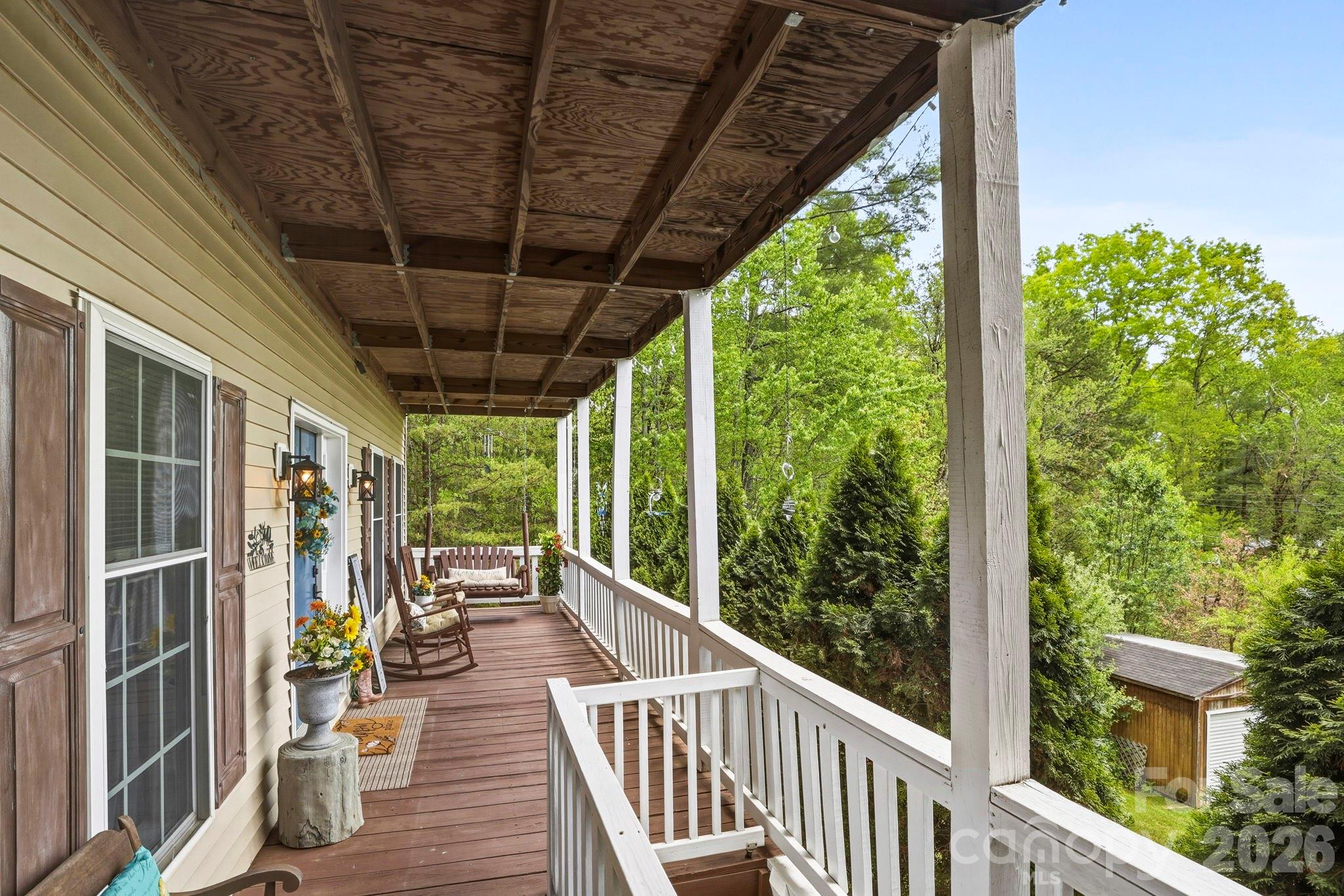 10 Country Road — Hendersonville