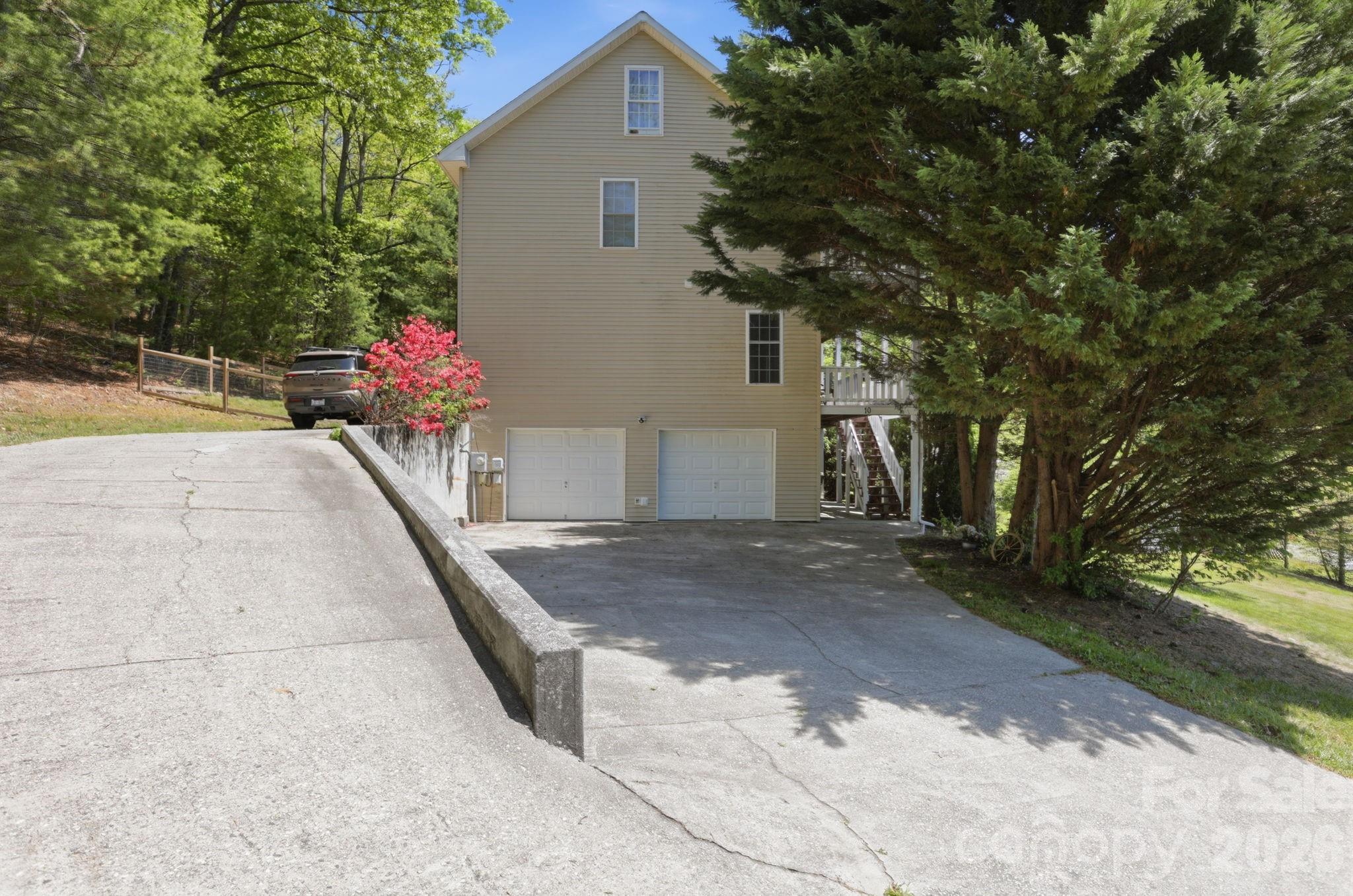 10 Country Road — Hendersonville