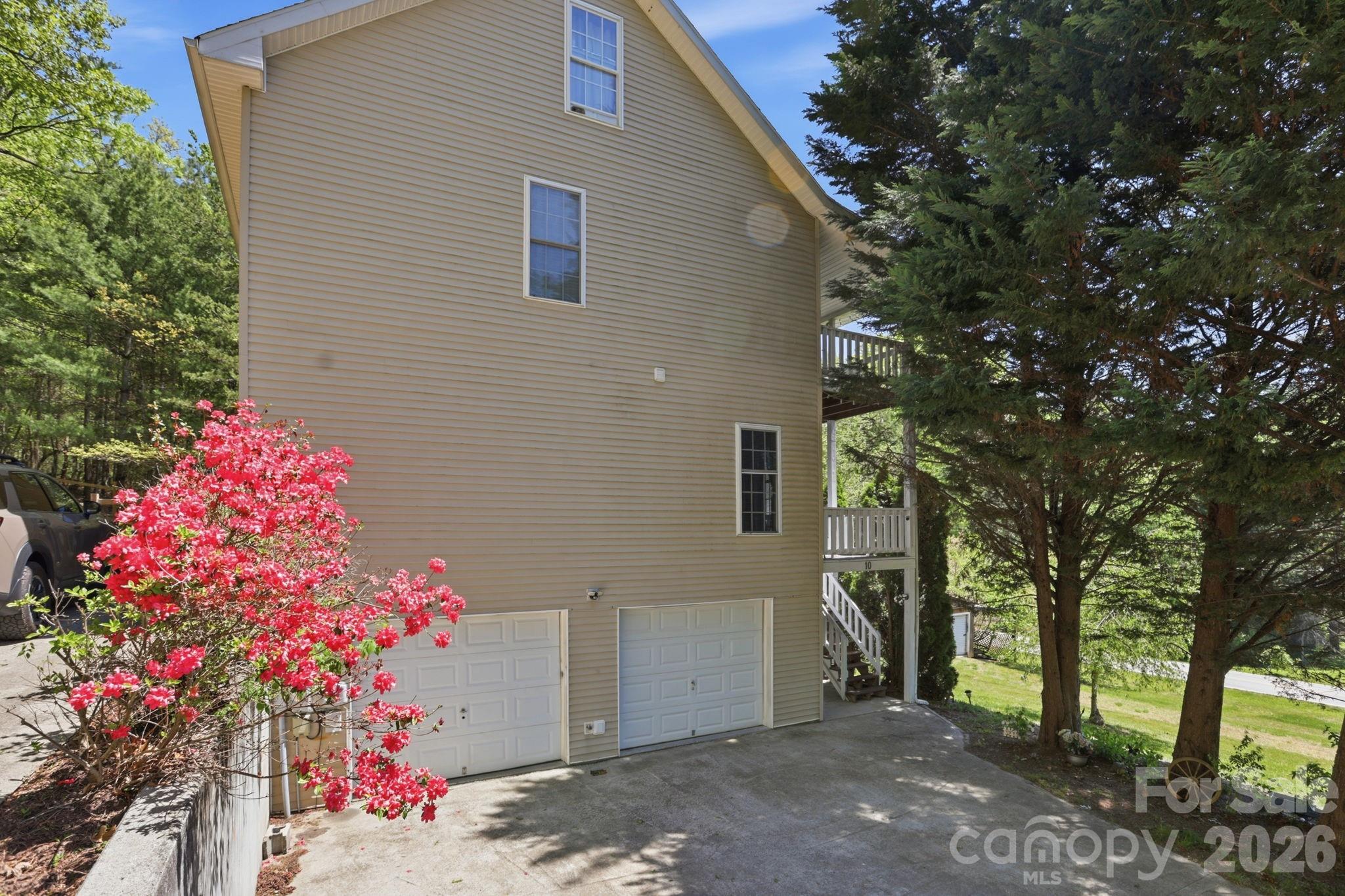 10 Country Road — Hendersonville